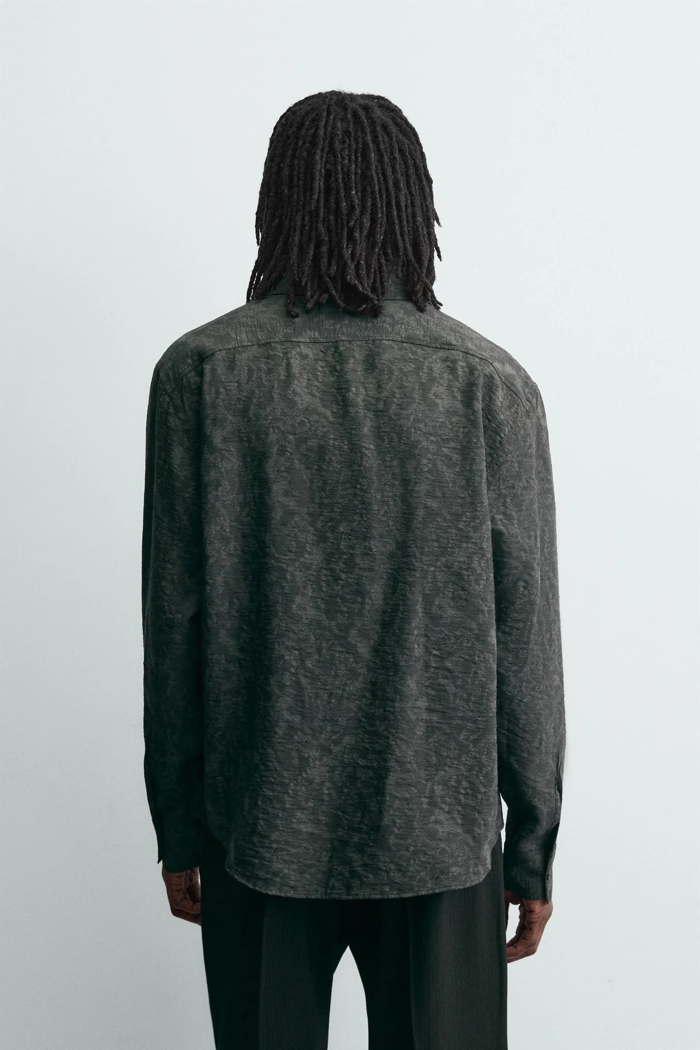 ЖАККАРДОВАЯ РУБАШКА С ЦВЕТАМИ ИЗ ИГРАЮЩЕЙ ТКАНИ - фото 2