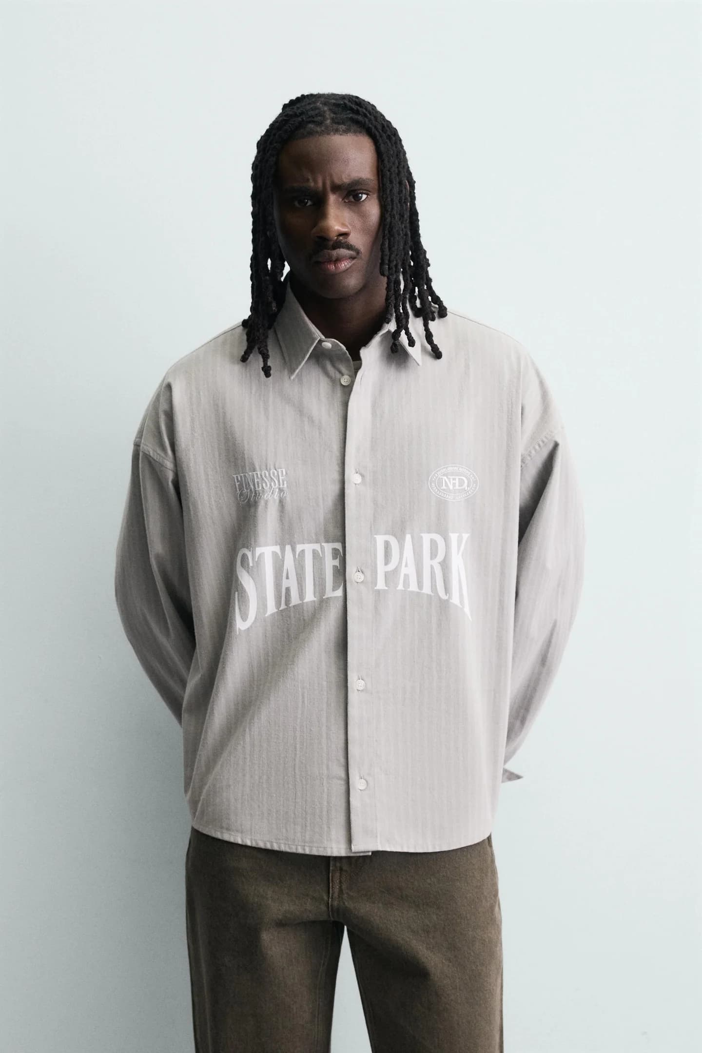 РУБАШКА В ПОЛОСКУ С КОНТРАСТНОЙ ВЫШИВКОЙ