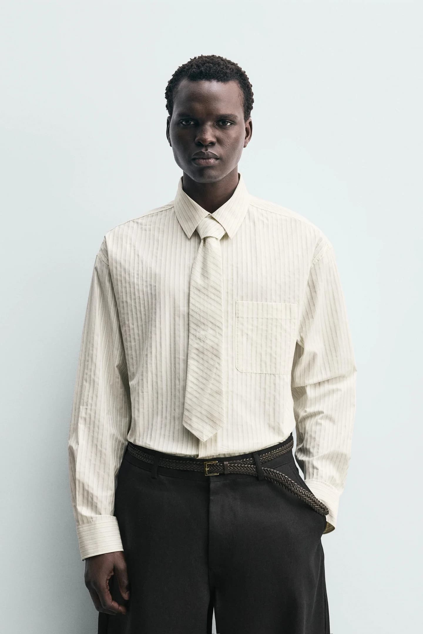 ПОЛОСКАЯ РУБАШКА С КОНТРАСТНЫМ ГАЛСТУКОМ