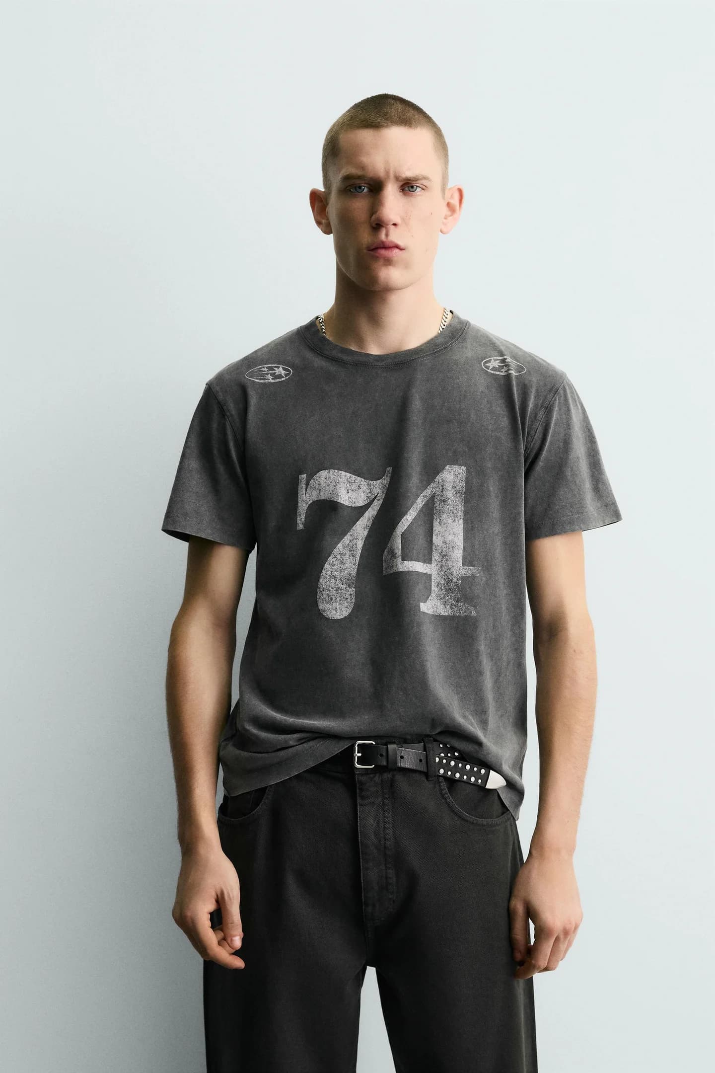 ФУТБОЛКА С КОНТРАСТНЫМИ ПРИНТАМИ С ЭФФЕКТОМ СТИРКИ