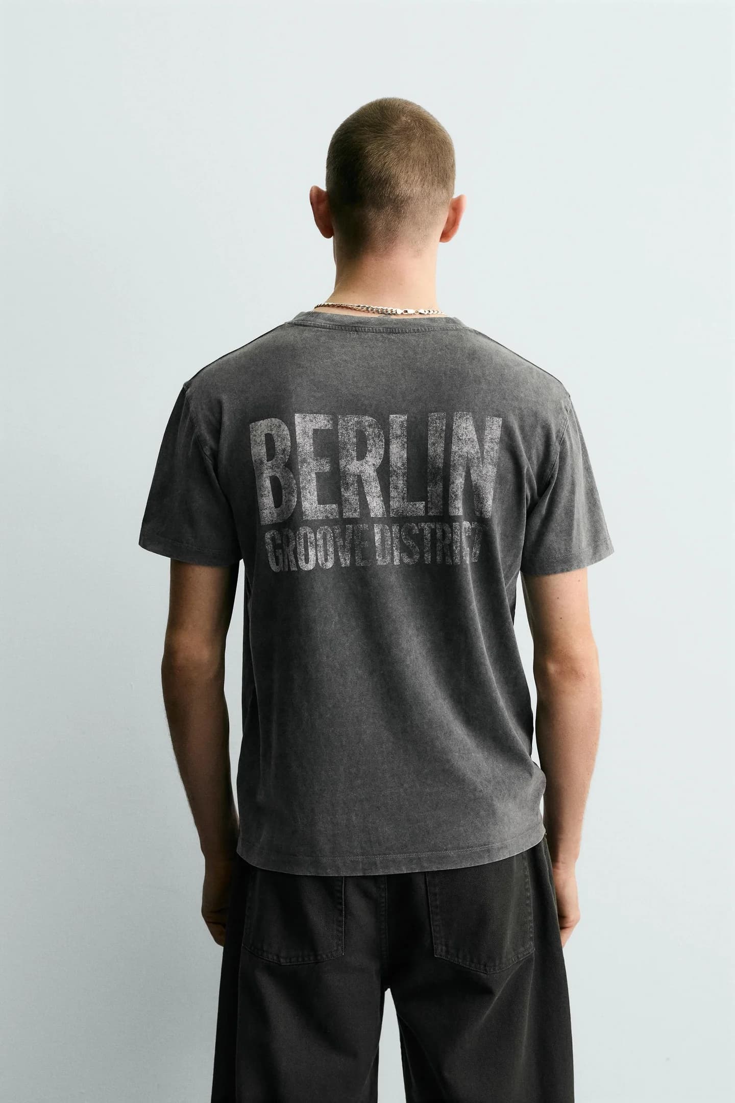 ФУТБОЛКА С КОНТРАСТНЫМИ ПРИНТАМИ С ЭФФЕКТОМ СТИРКИ - фото 2