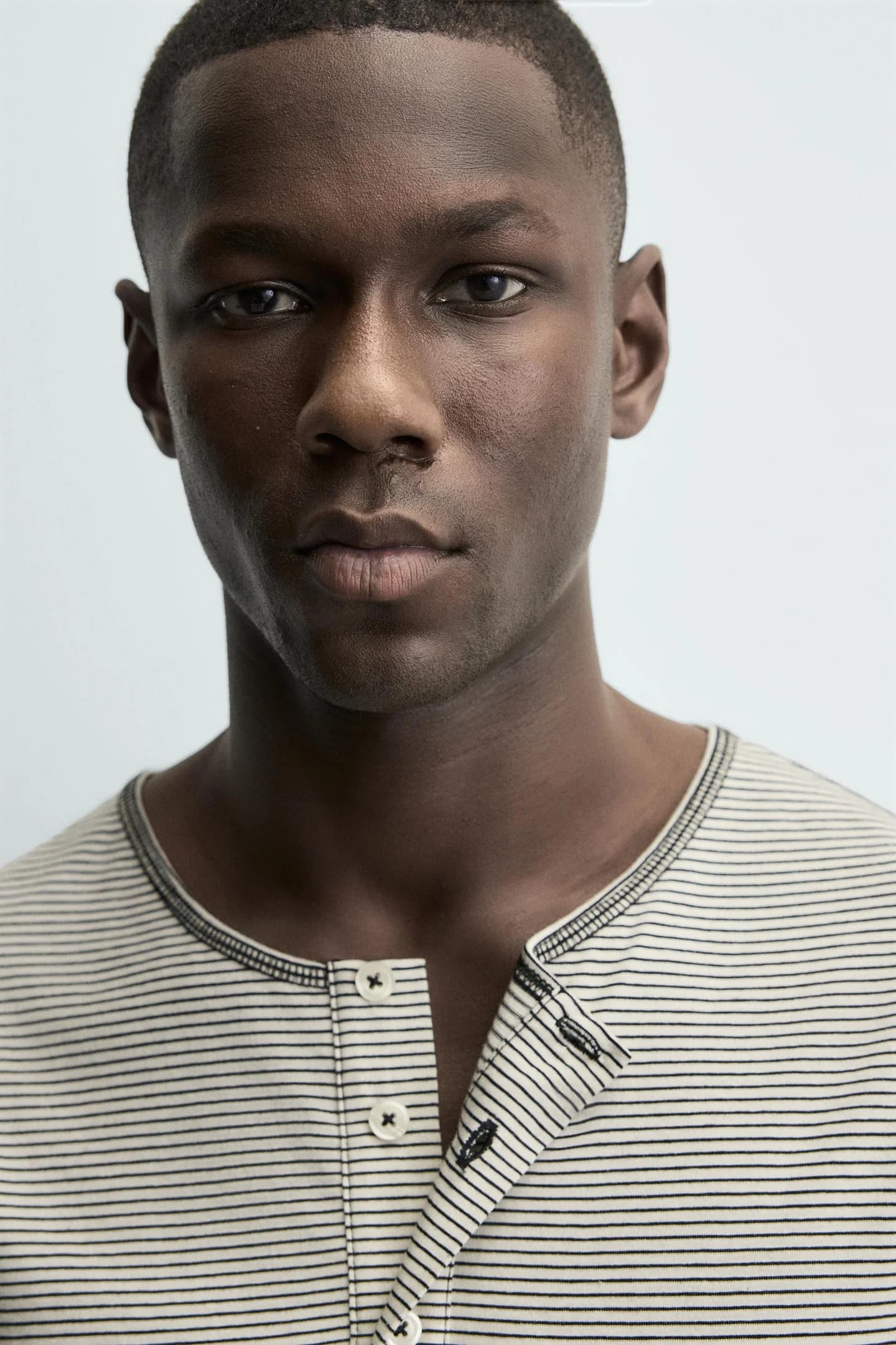 ПОЛОСКАЯ ФУТБОЛКА С ХЭНЛИ-ВОРОТОМ - фото 2