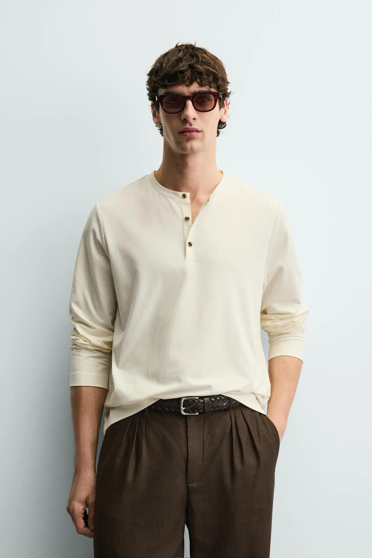 МЯГКАЯ ФУТБОЛКА С ЗАСТЕЖКОЙ НА ПУГОВИЦЕ НА ШЕЕ