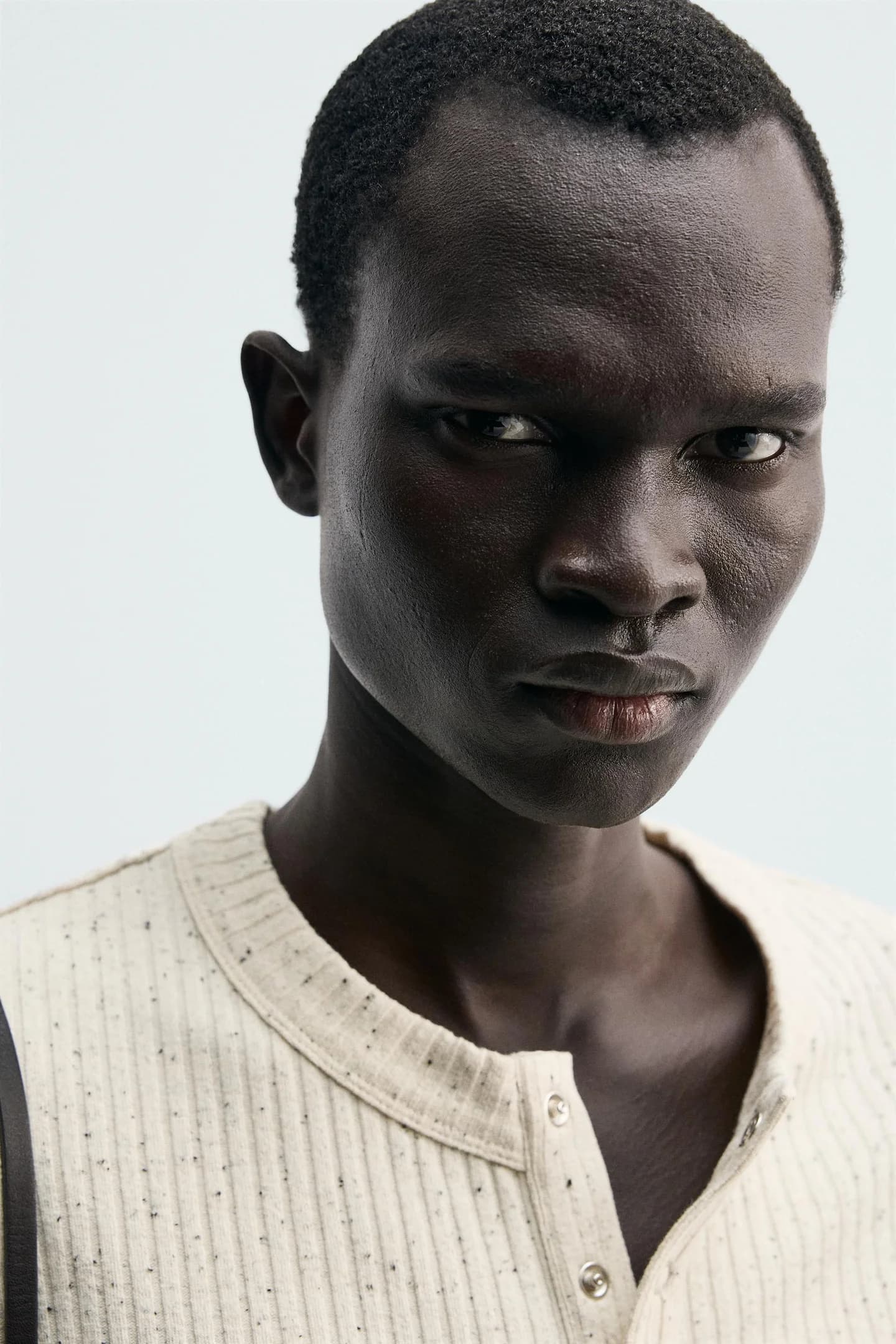 ТРИКОТАЖНАЯ ФУТБОЛКА В РЕБРУСКУ С ЗАСТЕЖКОЙ НА ПУГОВИЦАХ НА ШЕЕ - фото 2