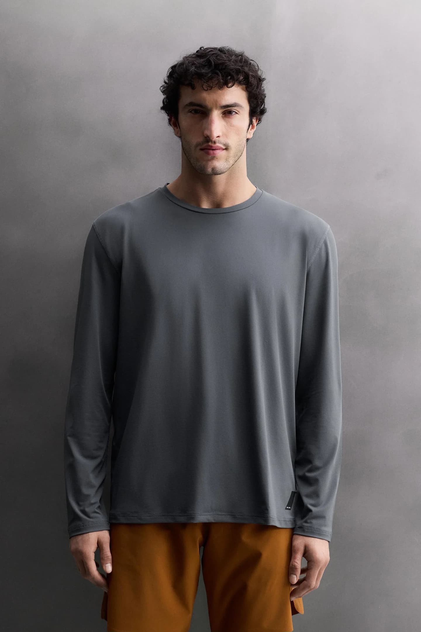 ФУТБОЛКА С ДЛИННЫМ РУКАВОМ ИЗ ТЕХНИЧЕСКОЙ ТКАНИ ИЗ БАЗОВОЙ КОЛЛЕКЦИИ - фото 5