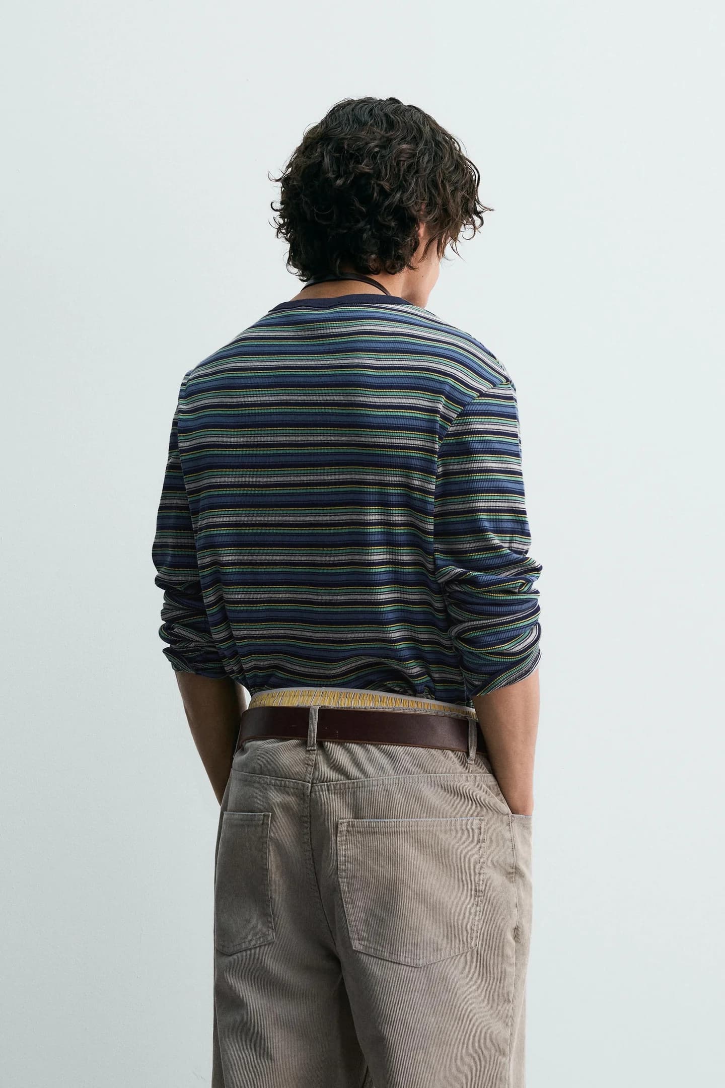 ТРИКОТАЖНАЯ ФУТБОЛКА В РЕБРИКУ С ПОЛОСАМИ - фото 2