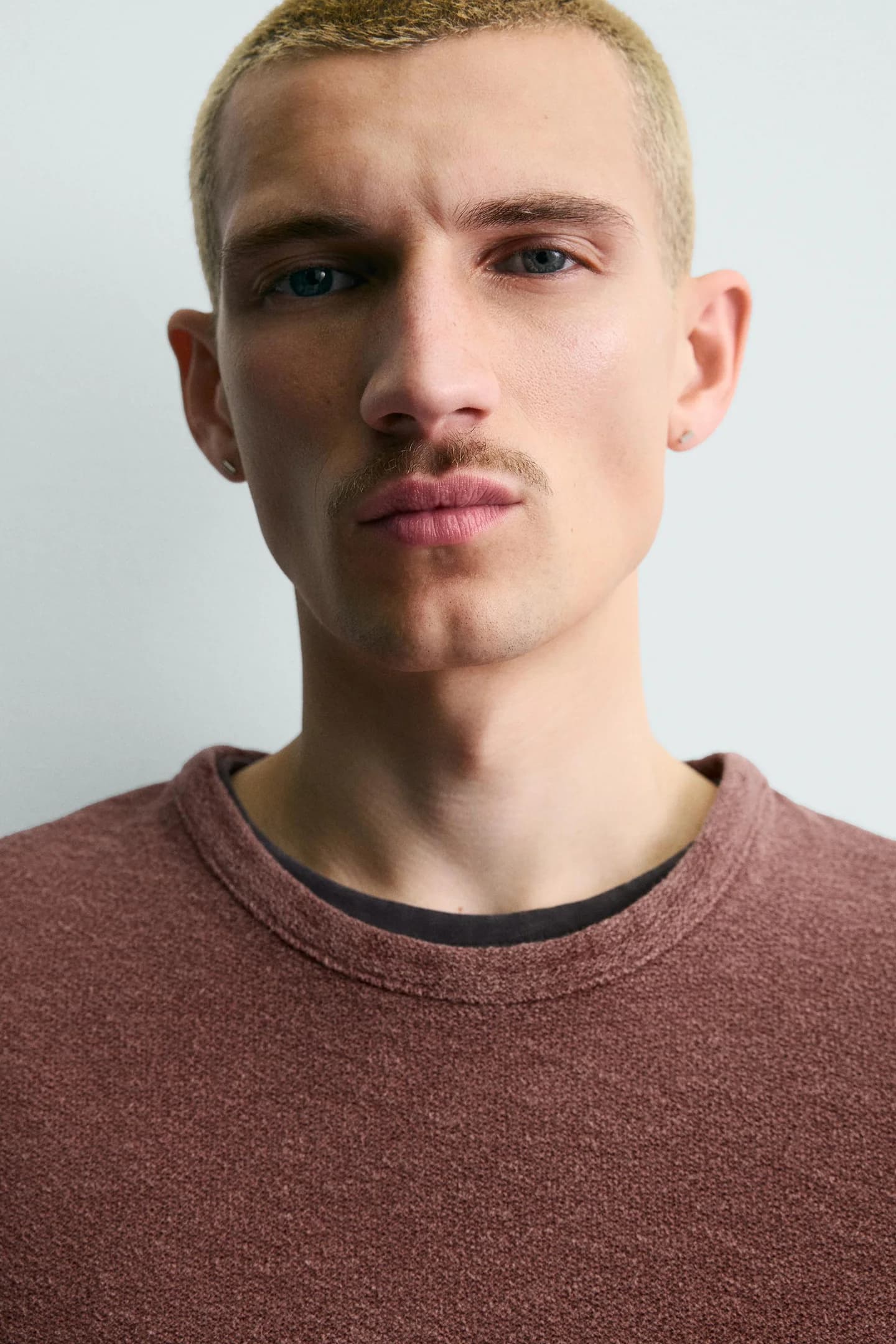 ТРИКОТАЖНАЯ ФУТБОЛКА С ЭФФЕКТОМ СТИРКИ