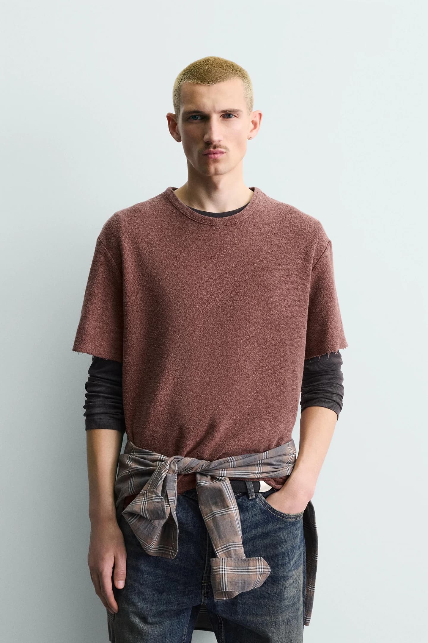 ТРИКОТАЖНАЯ ФУТБОЛКА С ЭФФЕКТОМ СТИРКИ - фото 2