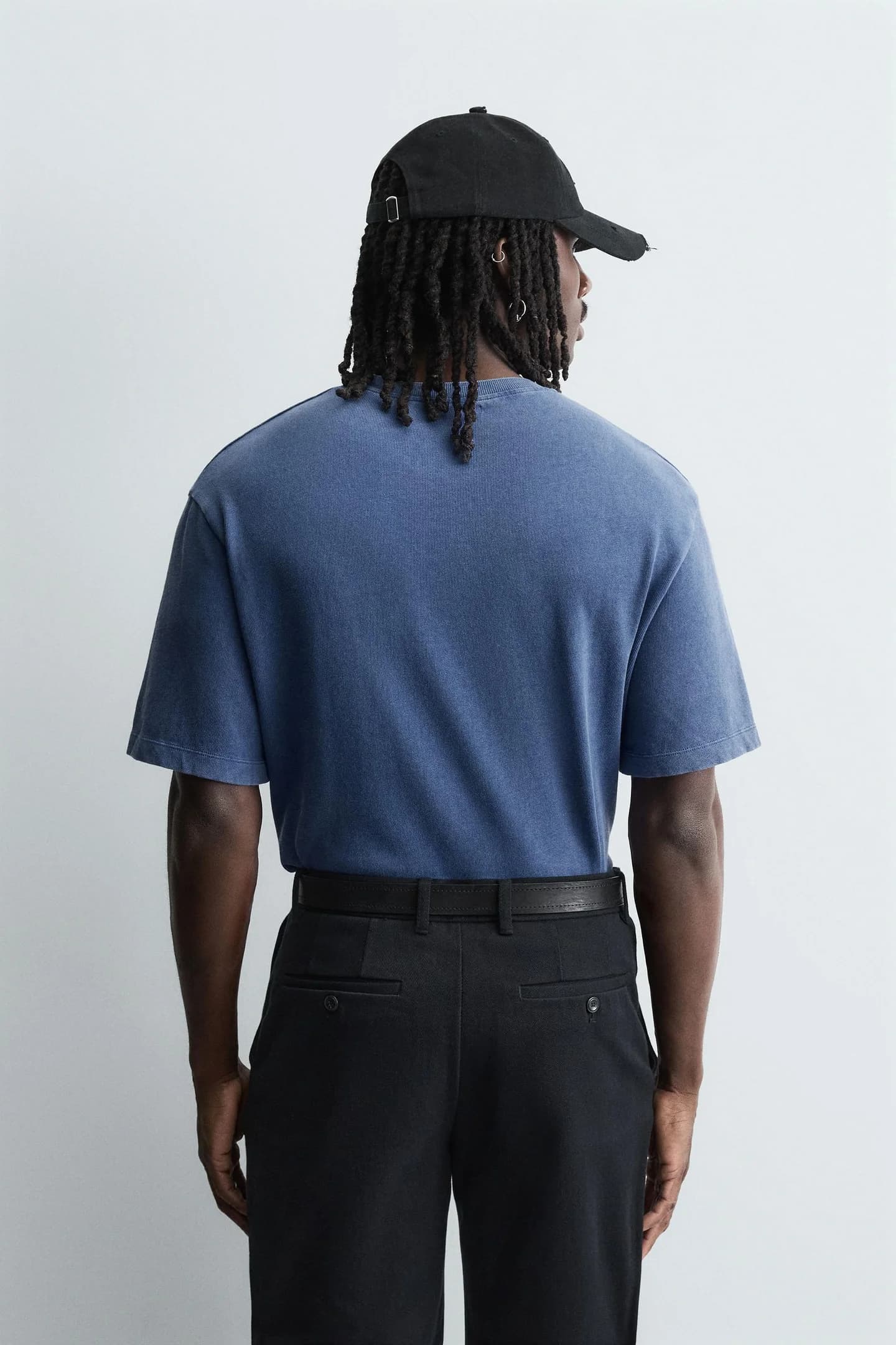 ТРИКОТАЖНАЯ ФУТБОЛКА С ШИРОКИМ ВЫРЕЗОМ - фото 3