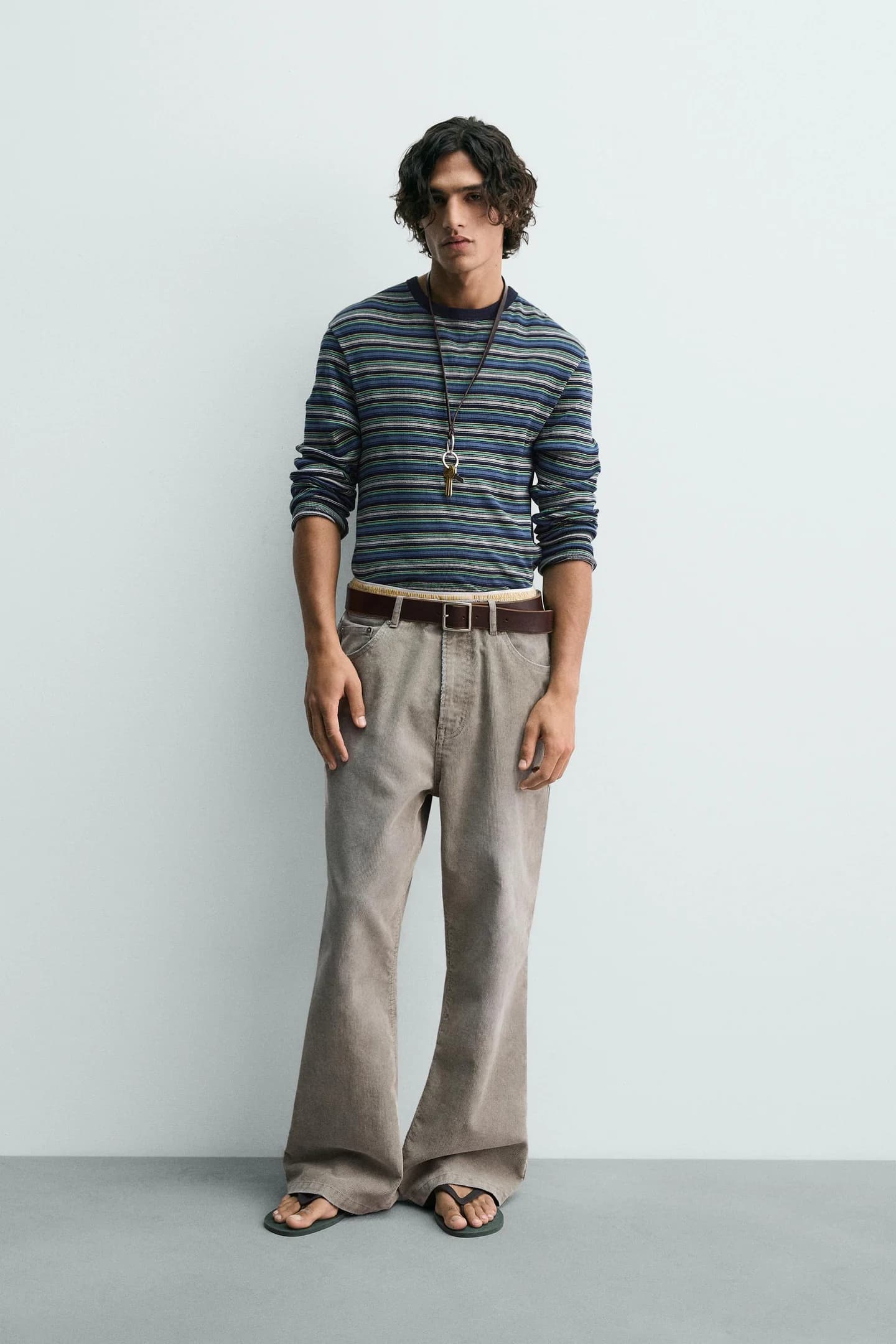 БРЮКИ С КЛЕШКОЙ ИЗ ВЕЛОСИПИЯ, ОГРАНИЧЕННАЯ ВЫПУСКА