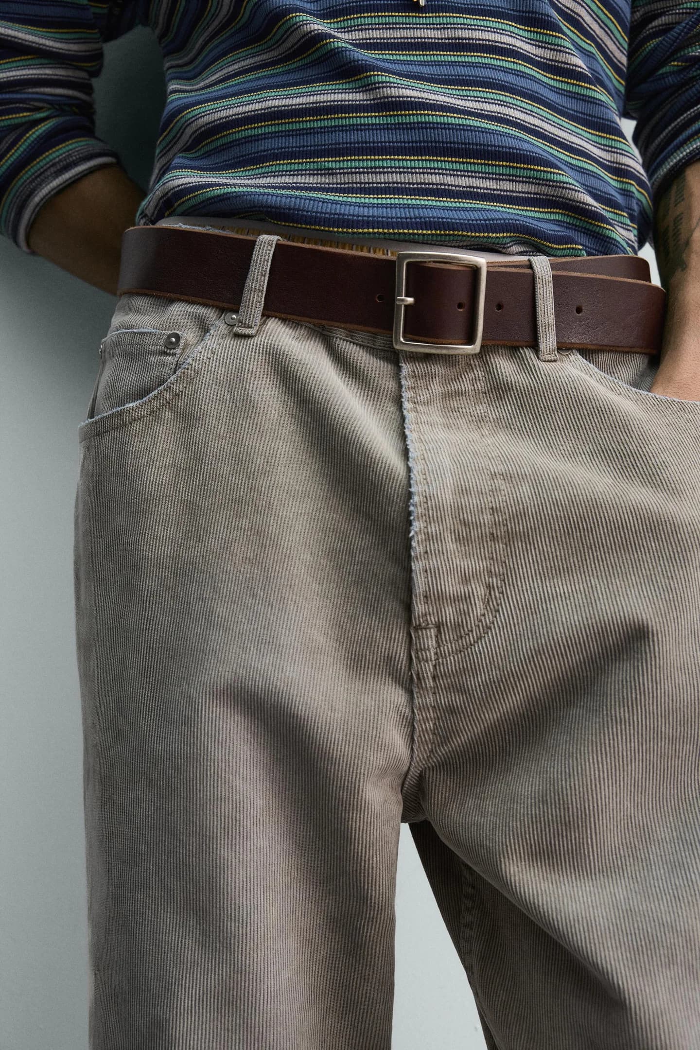 БРЮКИ С КЛЕШКОЙ ИЗ ВЕЛОСИПИЯ, ОГРАНИЧЕННАЯ ВЫПУСКА - фото 2