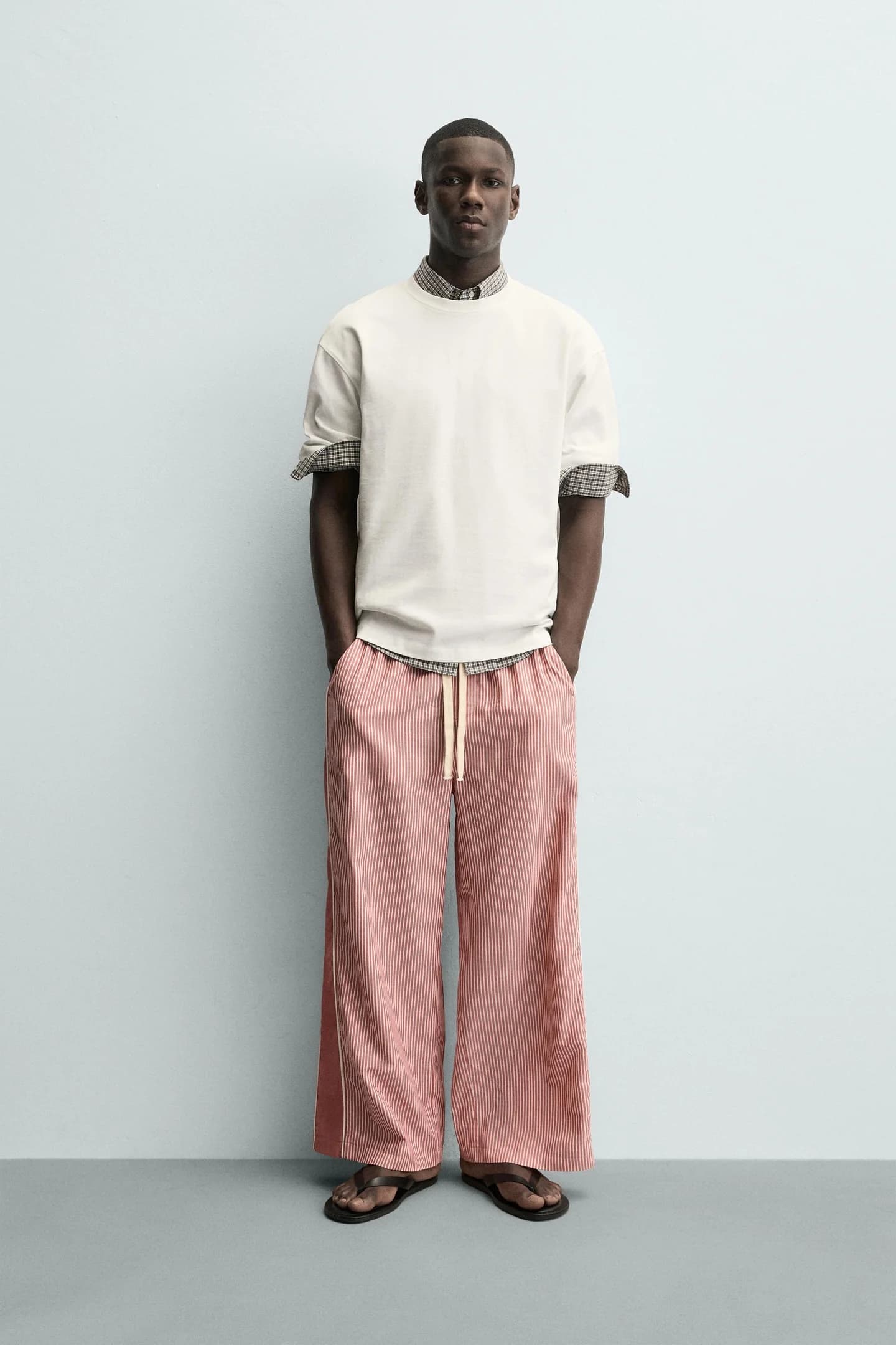 БРЮКИ В ПОЛОСКУ С КОНТРАСТНЫМИ ПОЛОСАМИ - фото 2