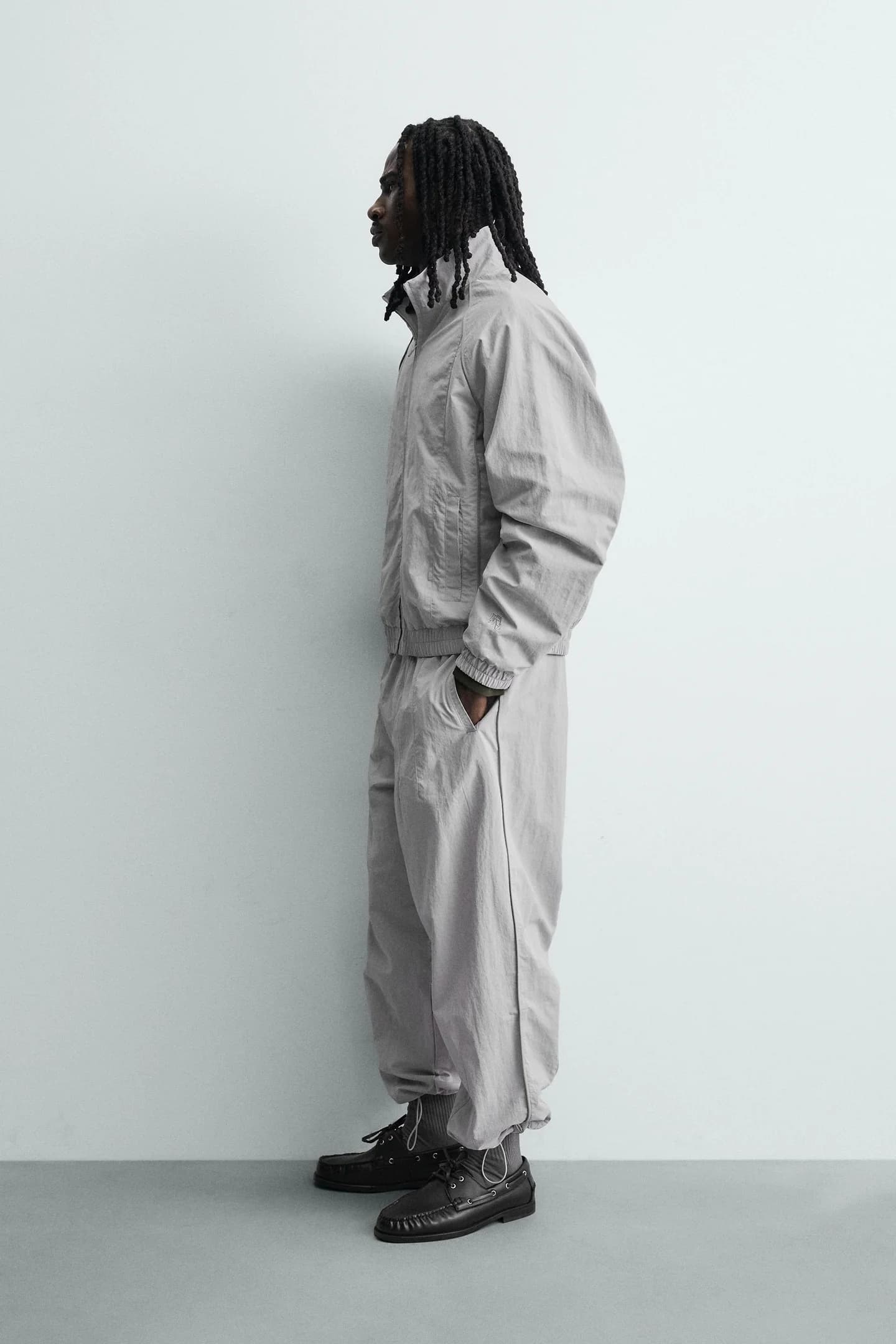 ДЖОГГЕРЫ ИЗ ТЕХНИЧЕСКОЙ ТКАНИ С КОНТРАСТНЫМИ ПОЛОСАМИ - фото 4