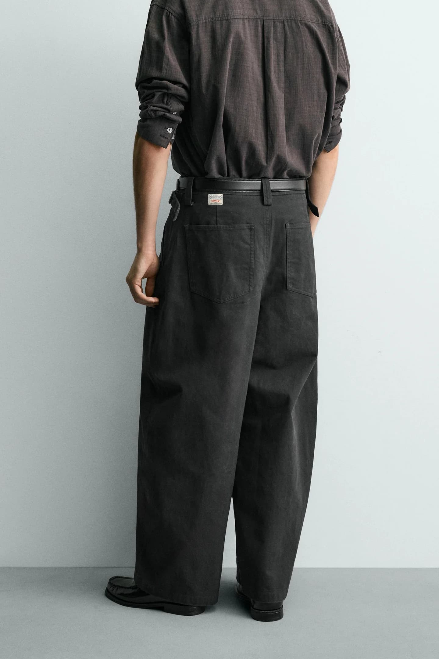 БРЮКИ СВОБОДНОГО КРАЯ СО СМЕЩЕННЫМИ ШВАМИ - фото 3