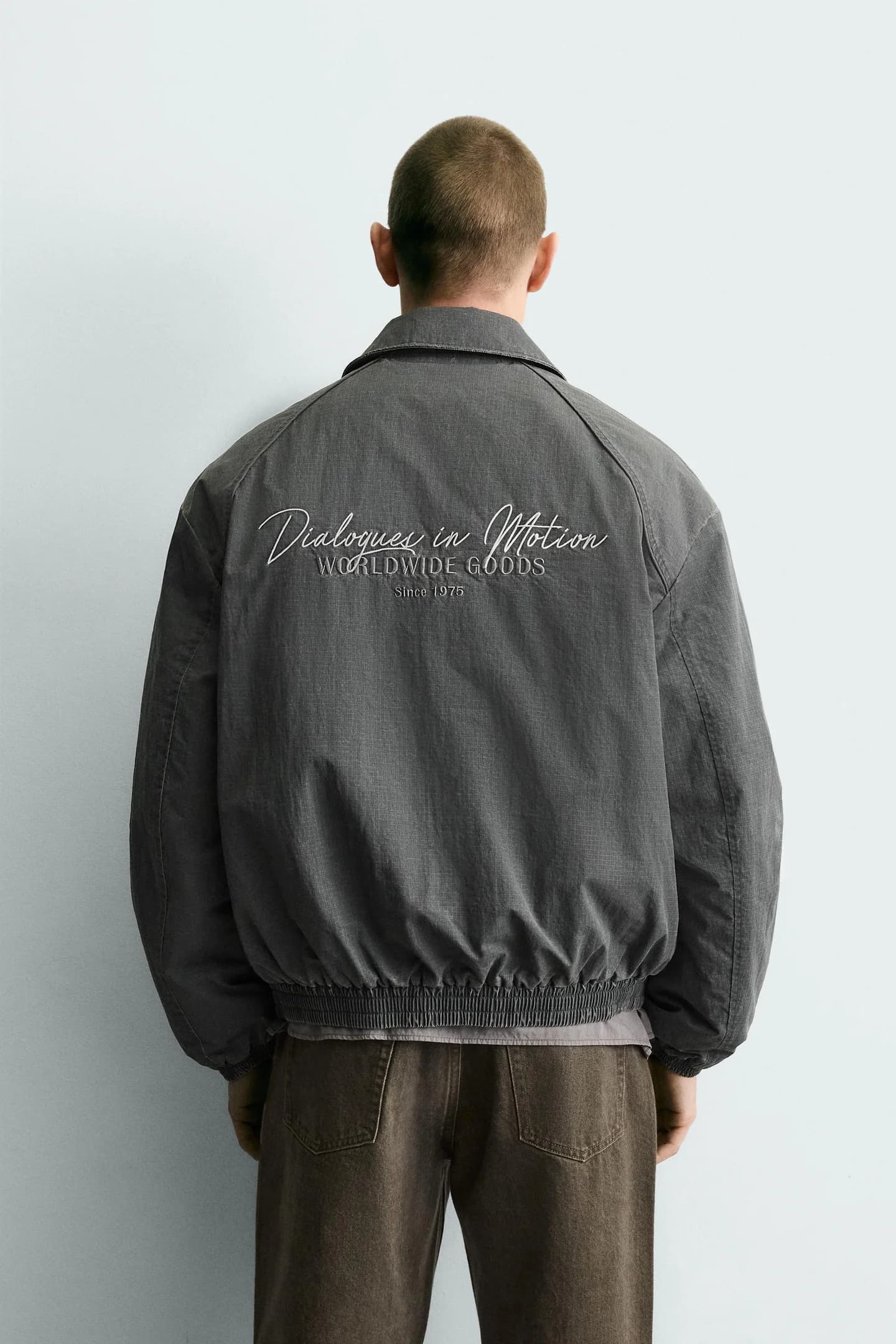 УТЕПЛЕННАЯ КУРТКА ИЗ СТРУКТУРНОЙ ТКАНИ