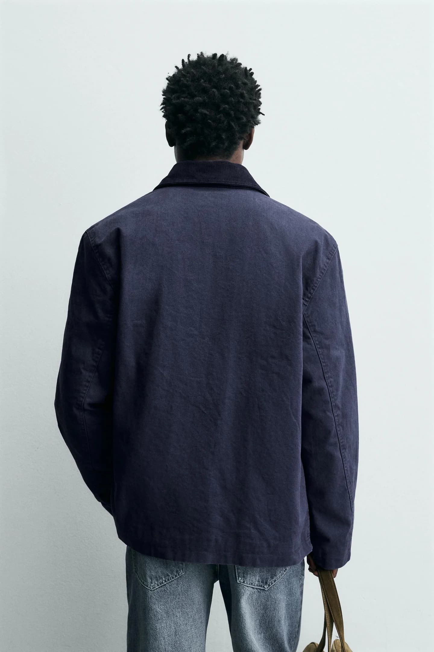 КУРТКА С КОНТРАСТНЫМ ВОРОТНИКОМ И МЕТАЛЛИЧЕСКИМИ ЗАСТЕЖКАМИ - фото 2