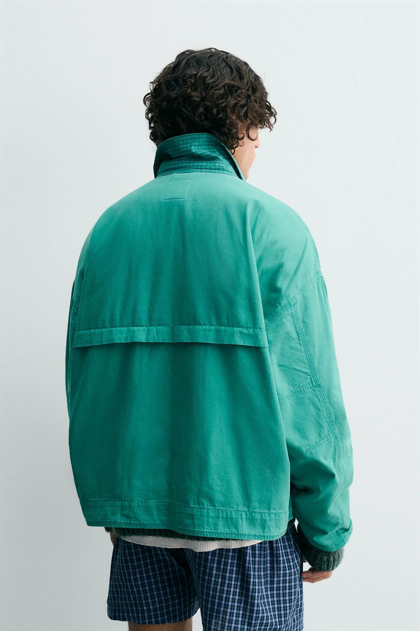 КУРТКА С ШИРОКИМИ ПУГОВИКАМИ И ПЕТЛЯМИ, ОГРАНИЧЕННАЯ ВЫПУСКА - фото 3