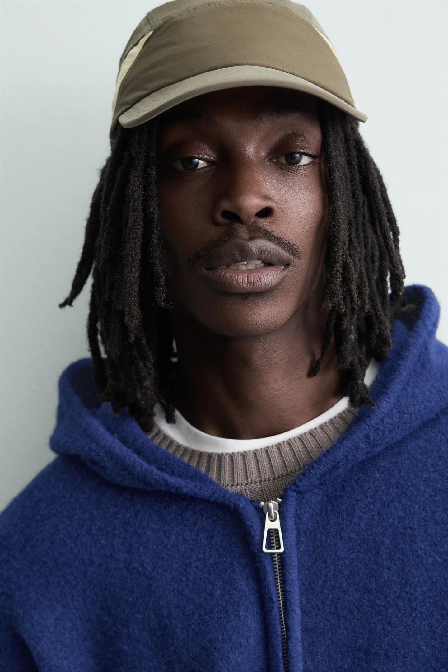 ТРИКОТАЖНЫЙ КАРДИГАН С КАПЮШОНОМ - фото 3