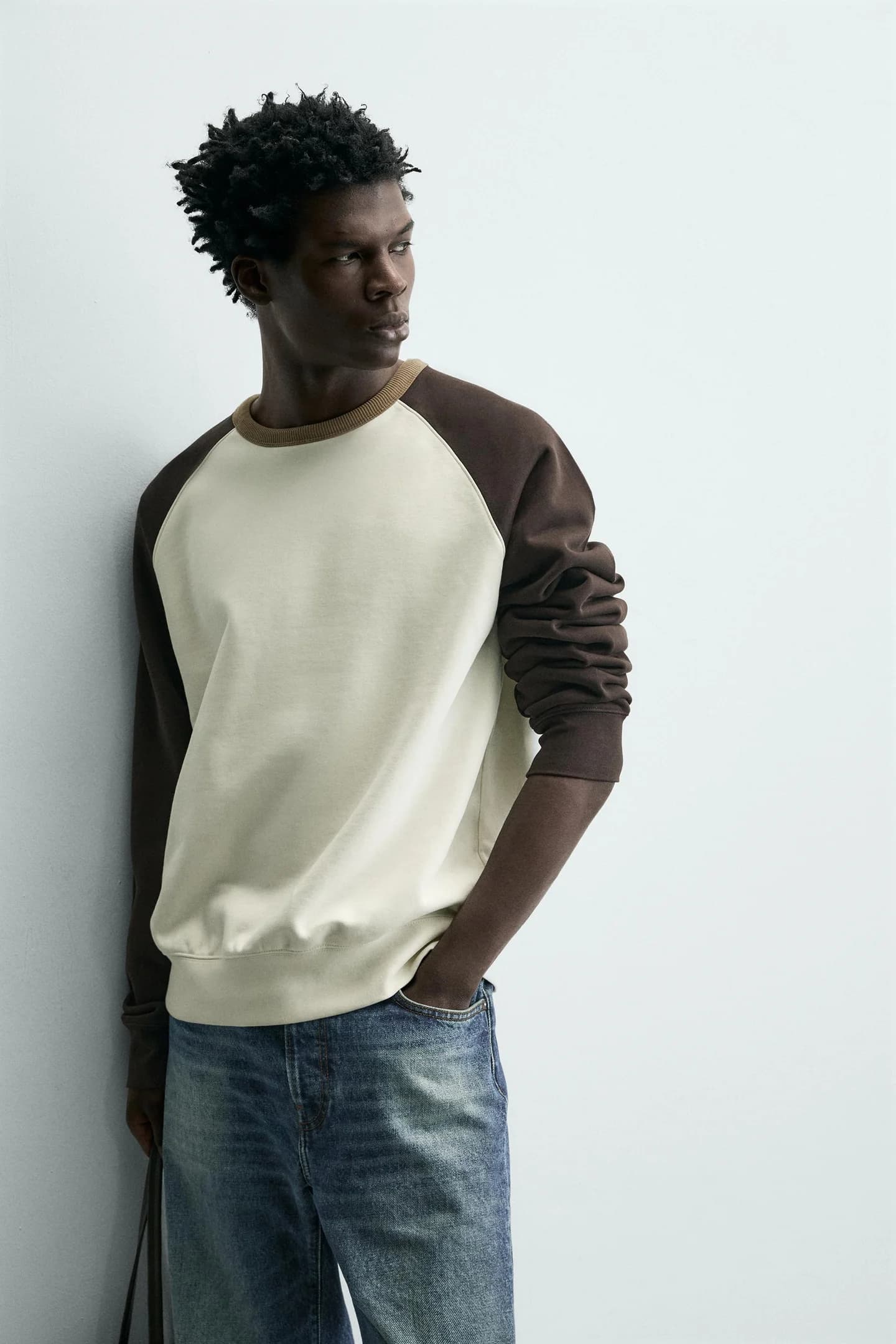 СВИТШОТ С КРУГЛЫМ ВЫРЕЗОМ С КОНТРАСТНЫМИ ВСТАВКАМИ