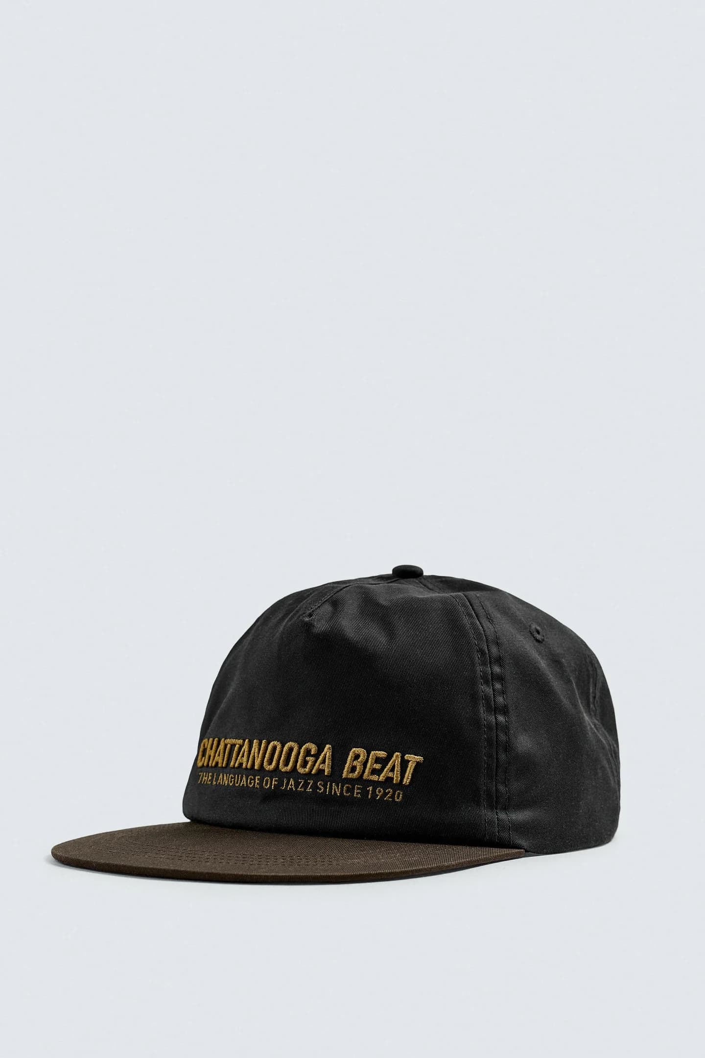 ШЛЯПА С ВЫШИВКОЙ И ПЛОСКИМ КУФОМ