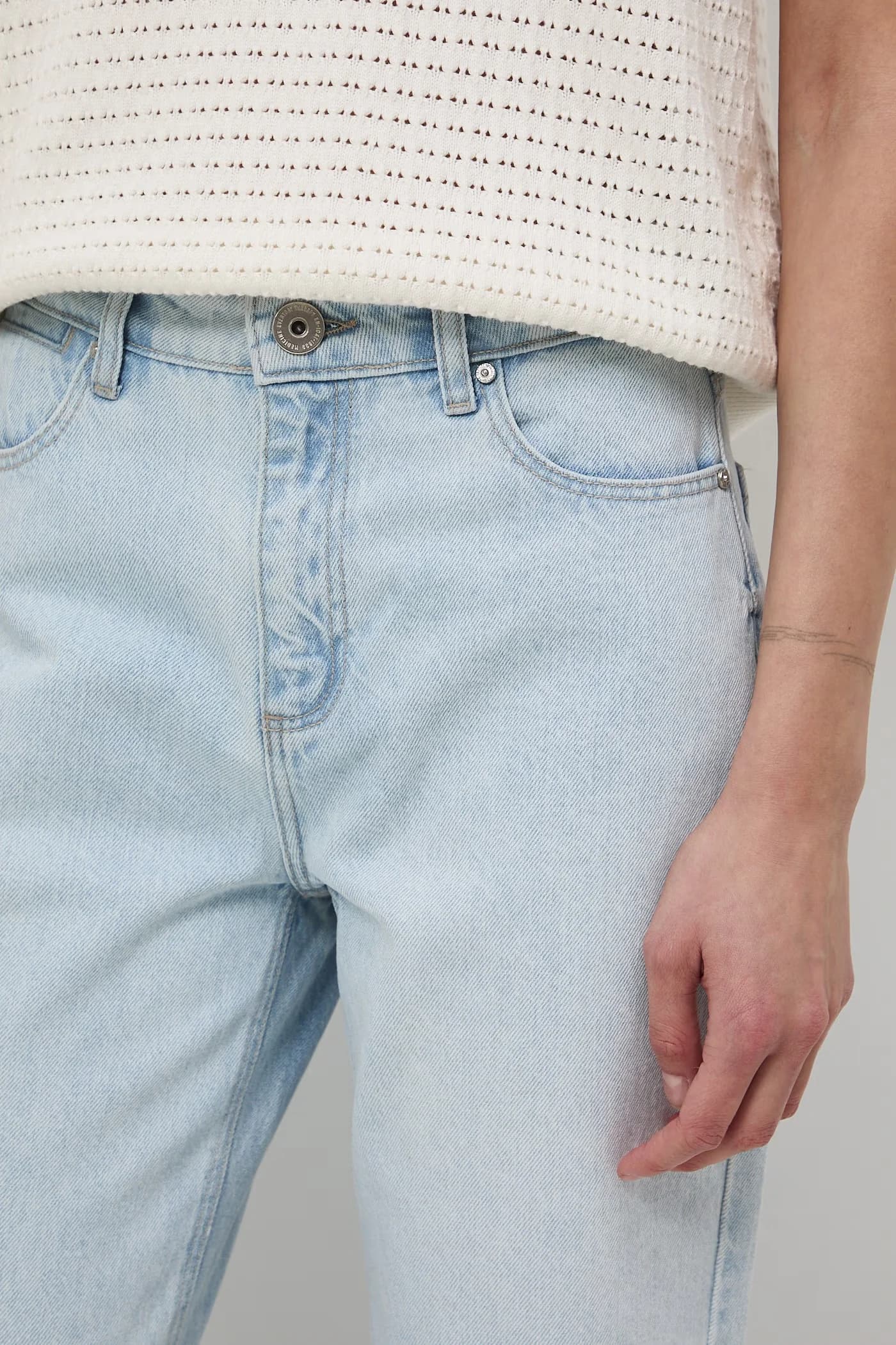 Женские джинсы кроя мамы - фото 4