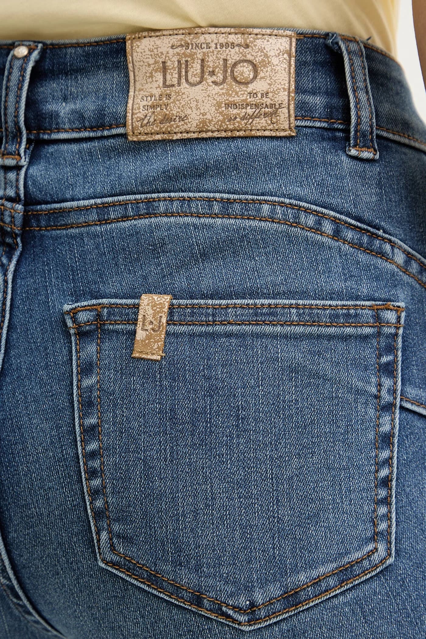 Женские джинсы-клеш - фото 4