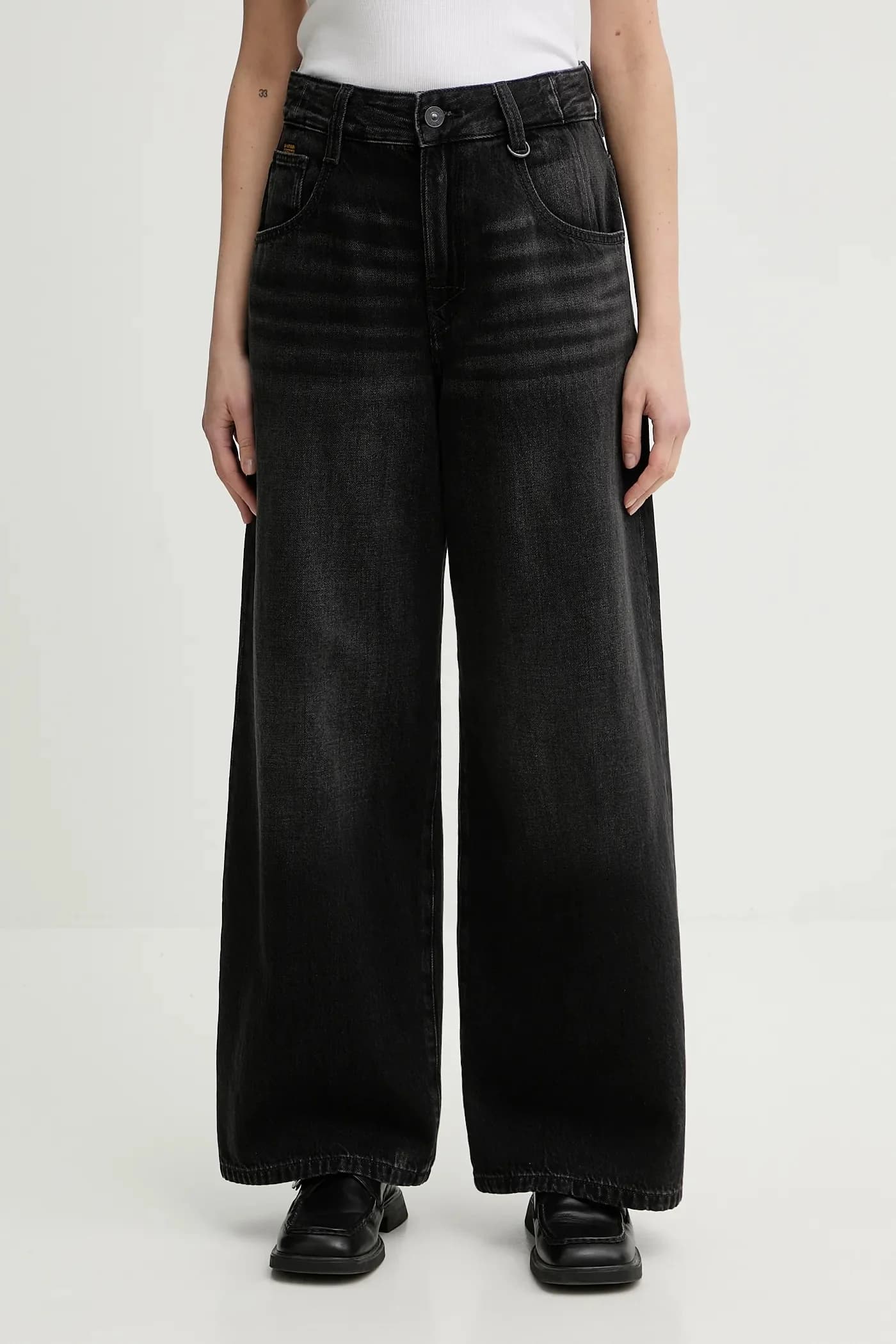 Высокие свободные плиссированные джинсы