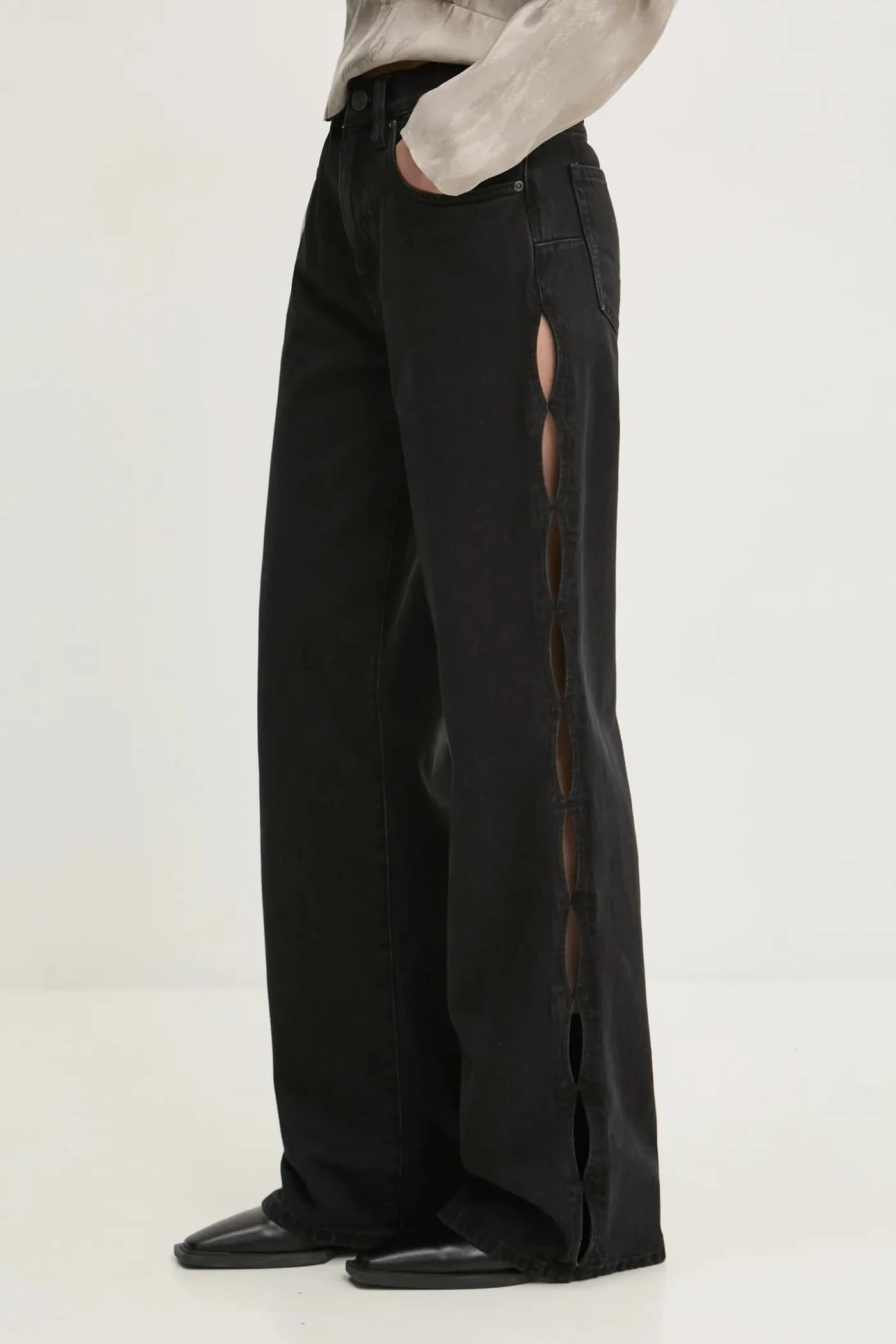 джинсы с широкими боковыми вырезами