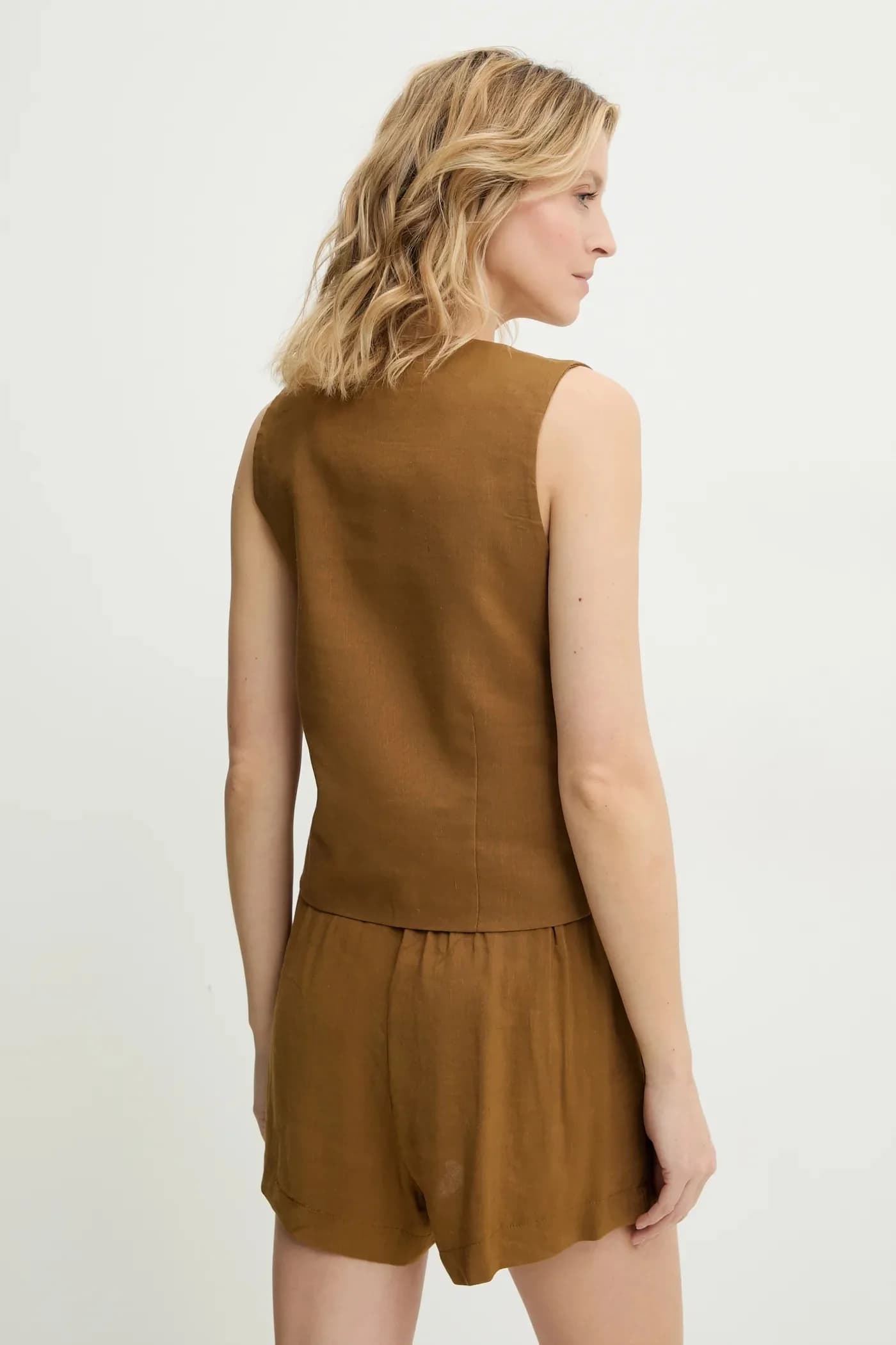 Льняной жилет и шорты - фото 2