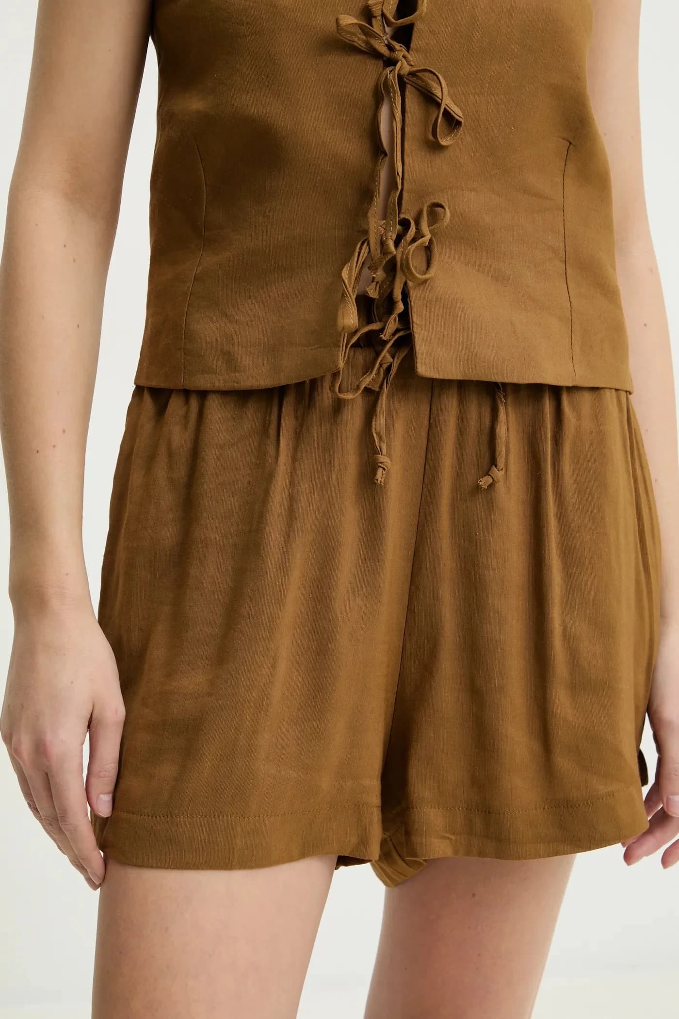 Льняной жилет и шорты - фото 4