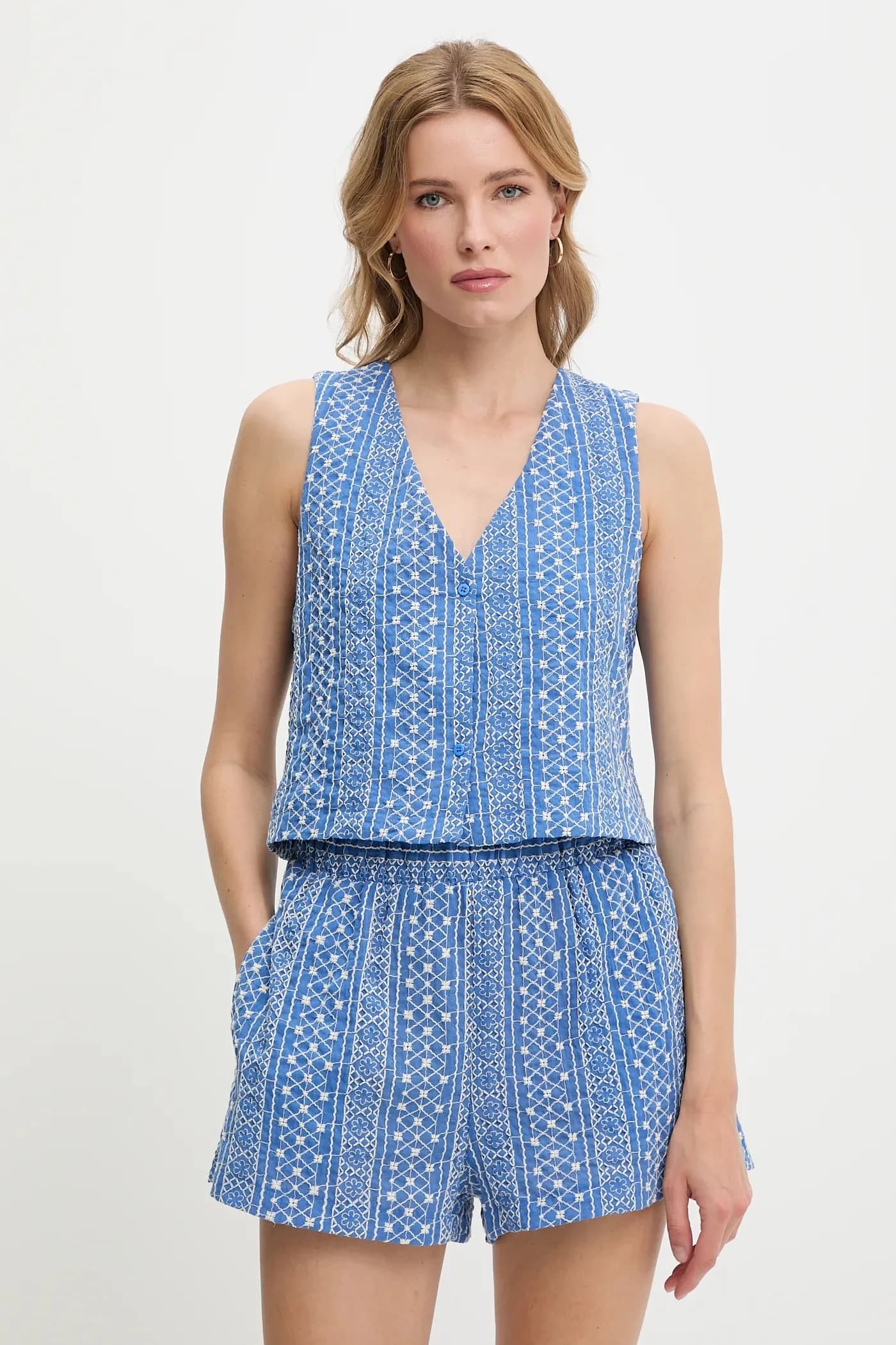 Жилет и шорты - фото 2