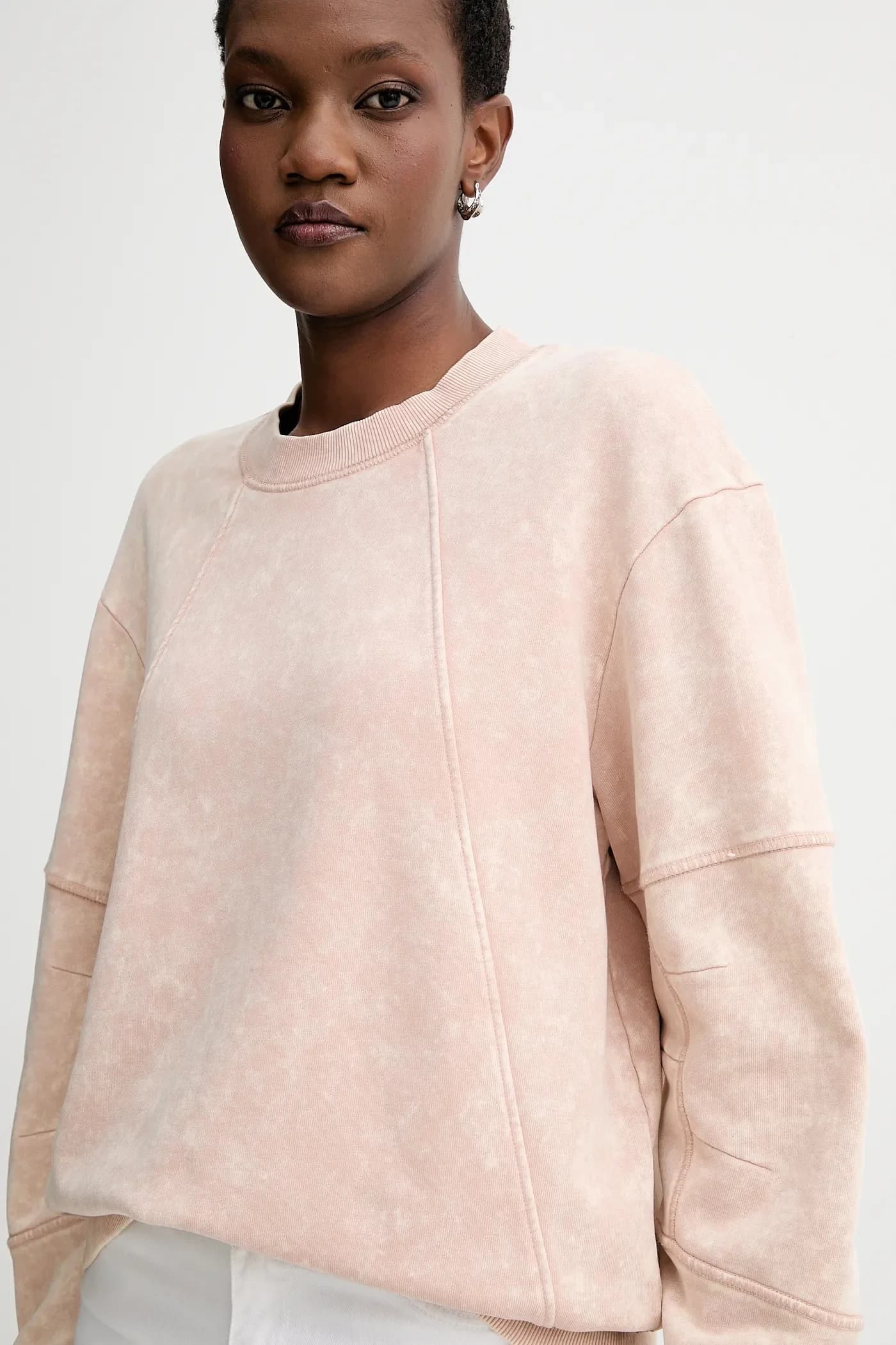 Хлопковая толстовка трапециевидного силуэта с стираными рукавами и 3D-принтом - фото 4