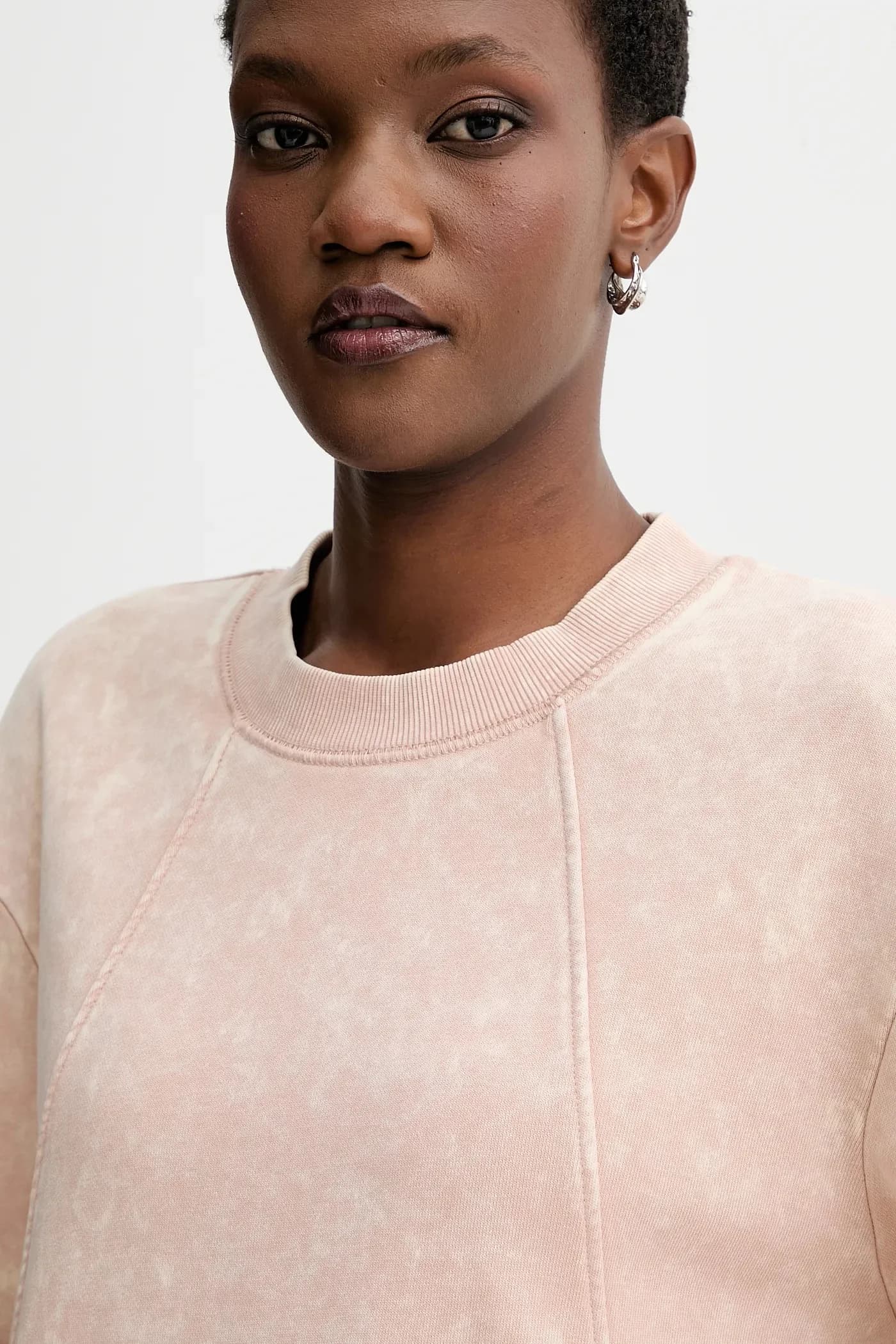 Хлопковая толстовка трапециевидного силуэта с стираными рукавами и 3D-принтом - фото 5