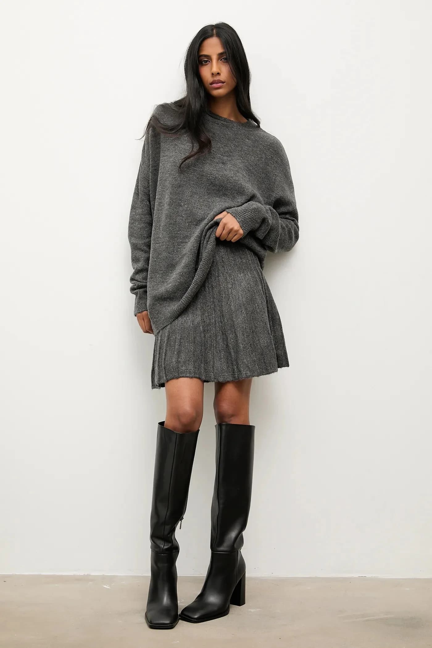 Свитер и юбка