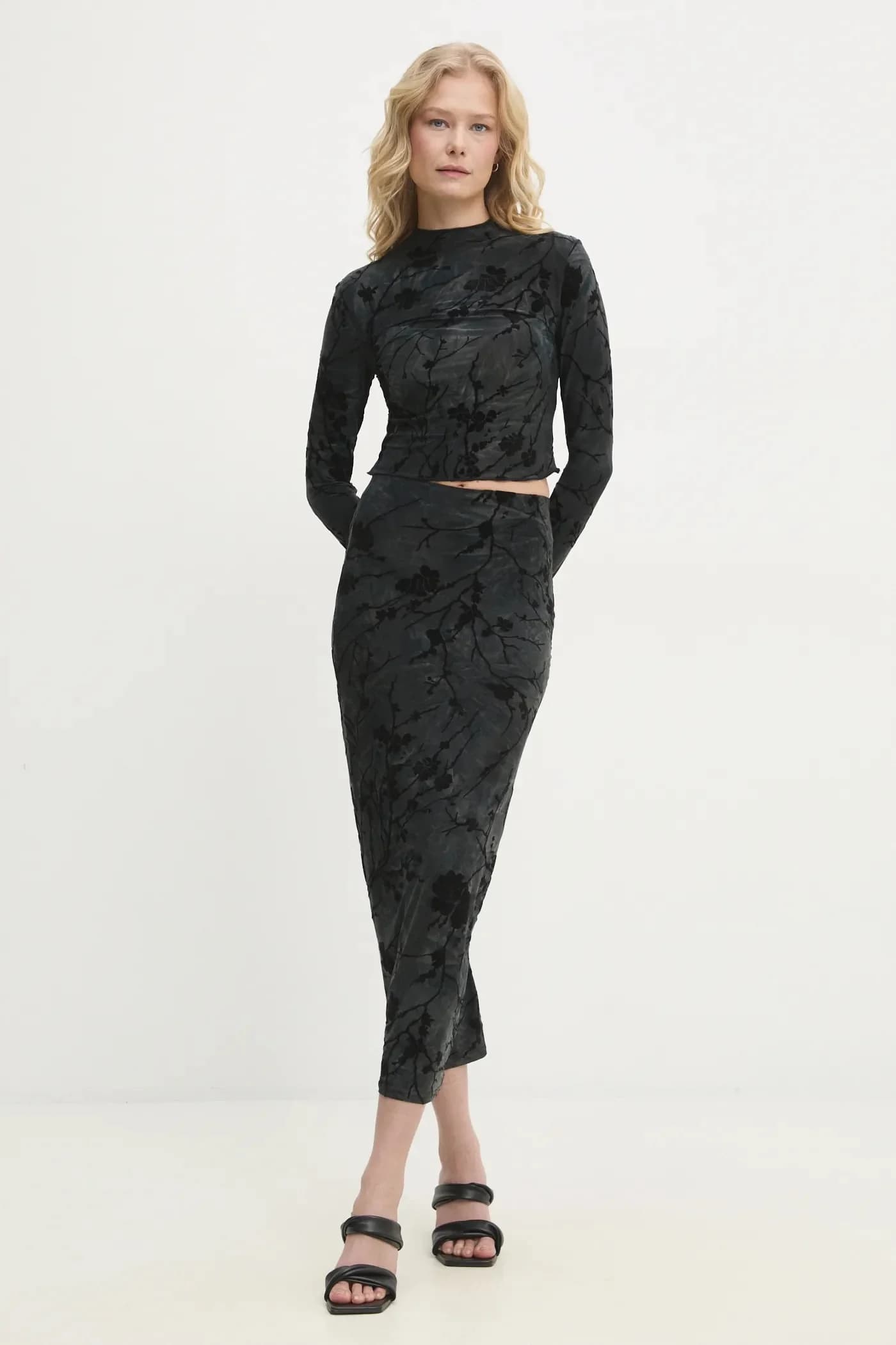 Комплект из лонгсливов и юбки