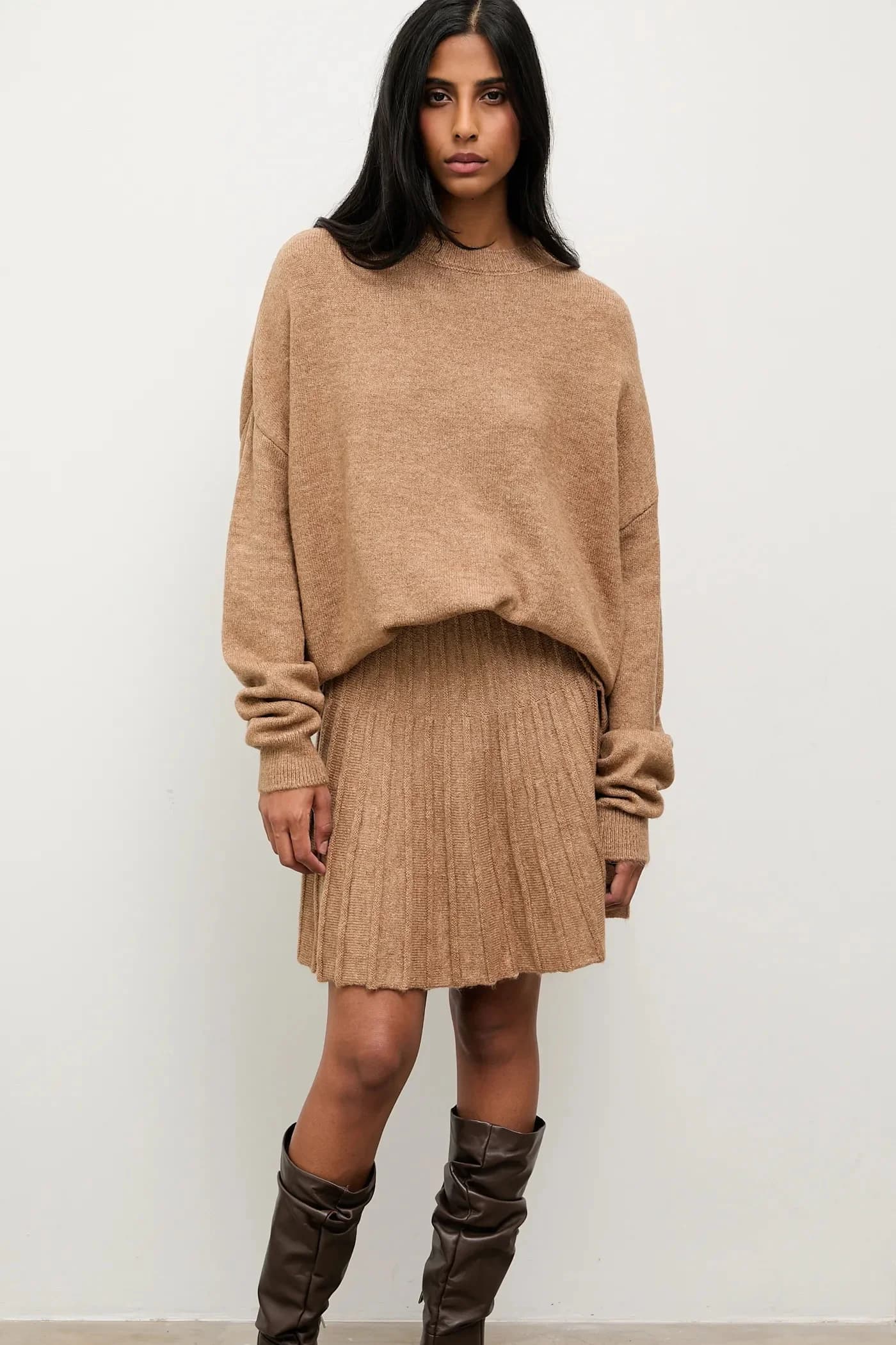 Свитер и юбка