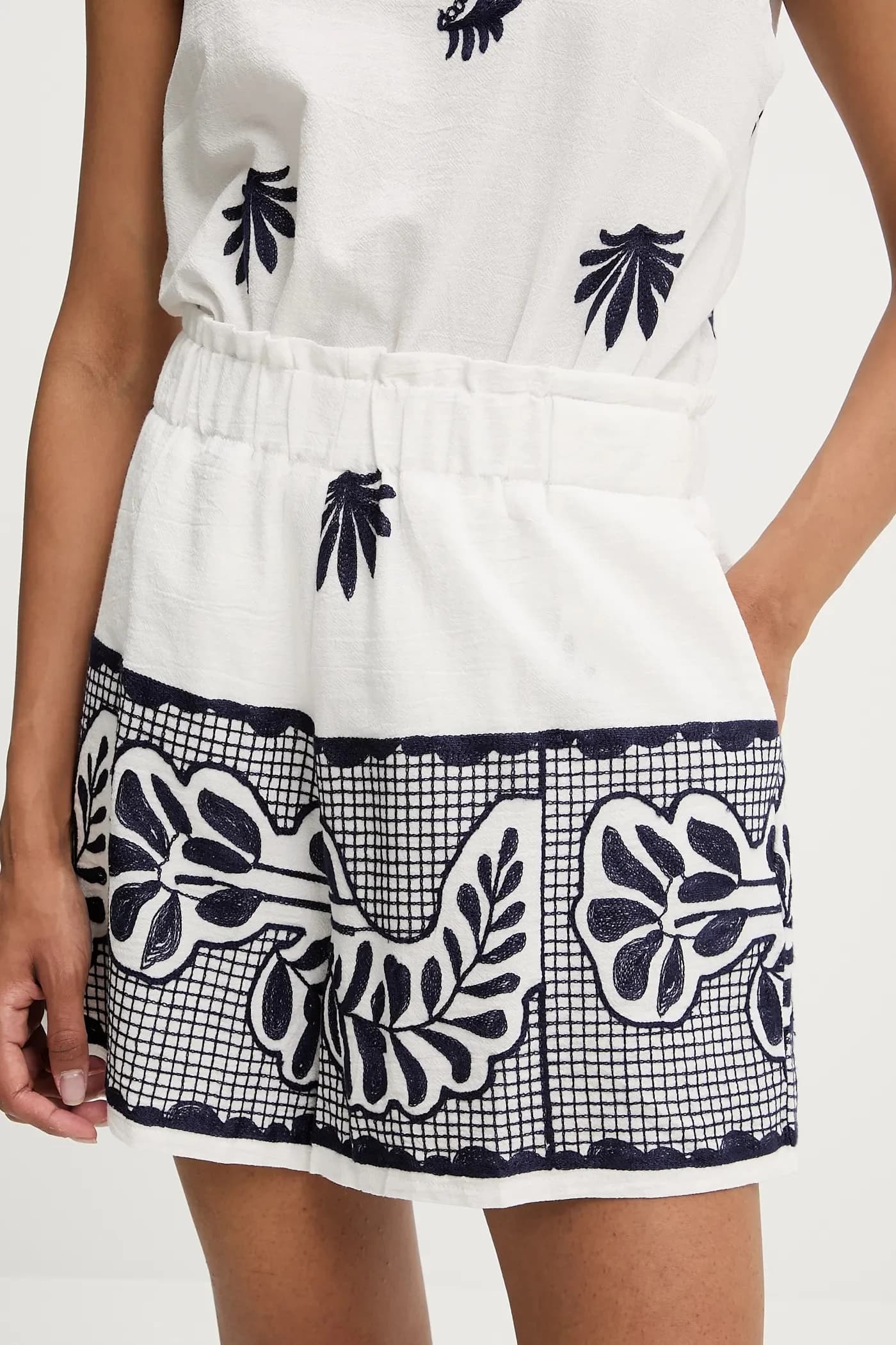 Хлопковая блузка и шорты - фото 3