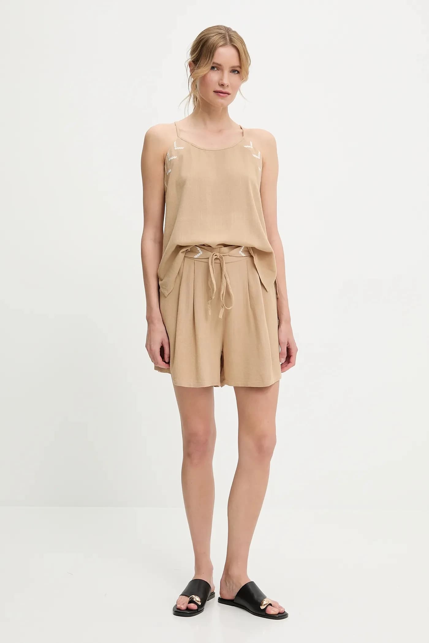 Льняная блузка и шорты - фото 2
