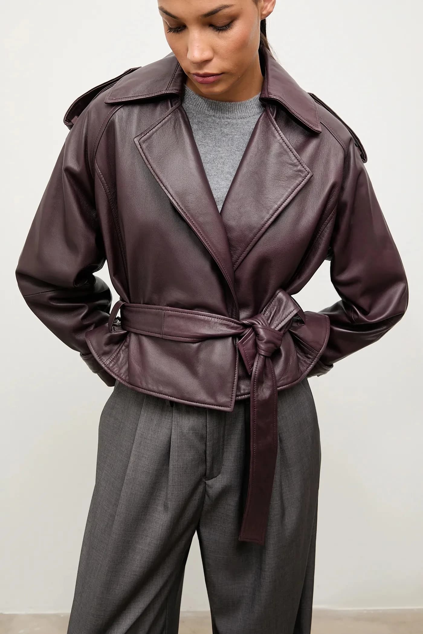 Женская короткая кожаная куртка