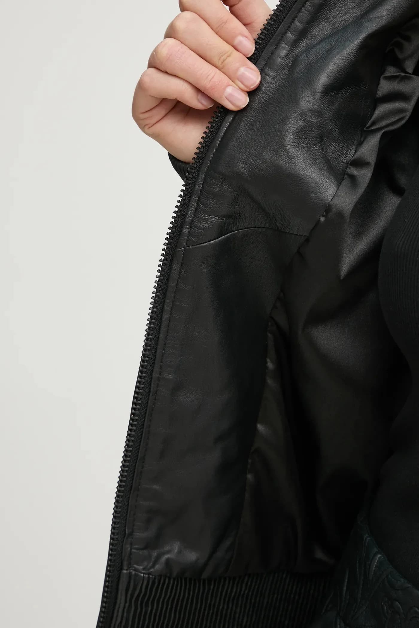 кожаная куртка-бомбер FERRIL - фото 7