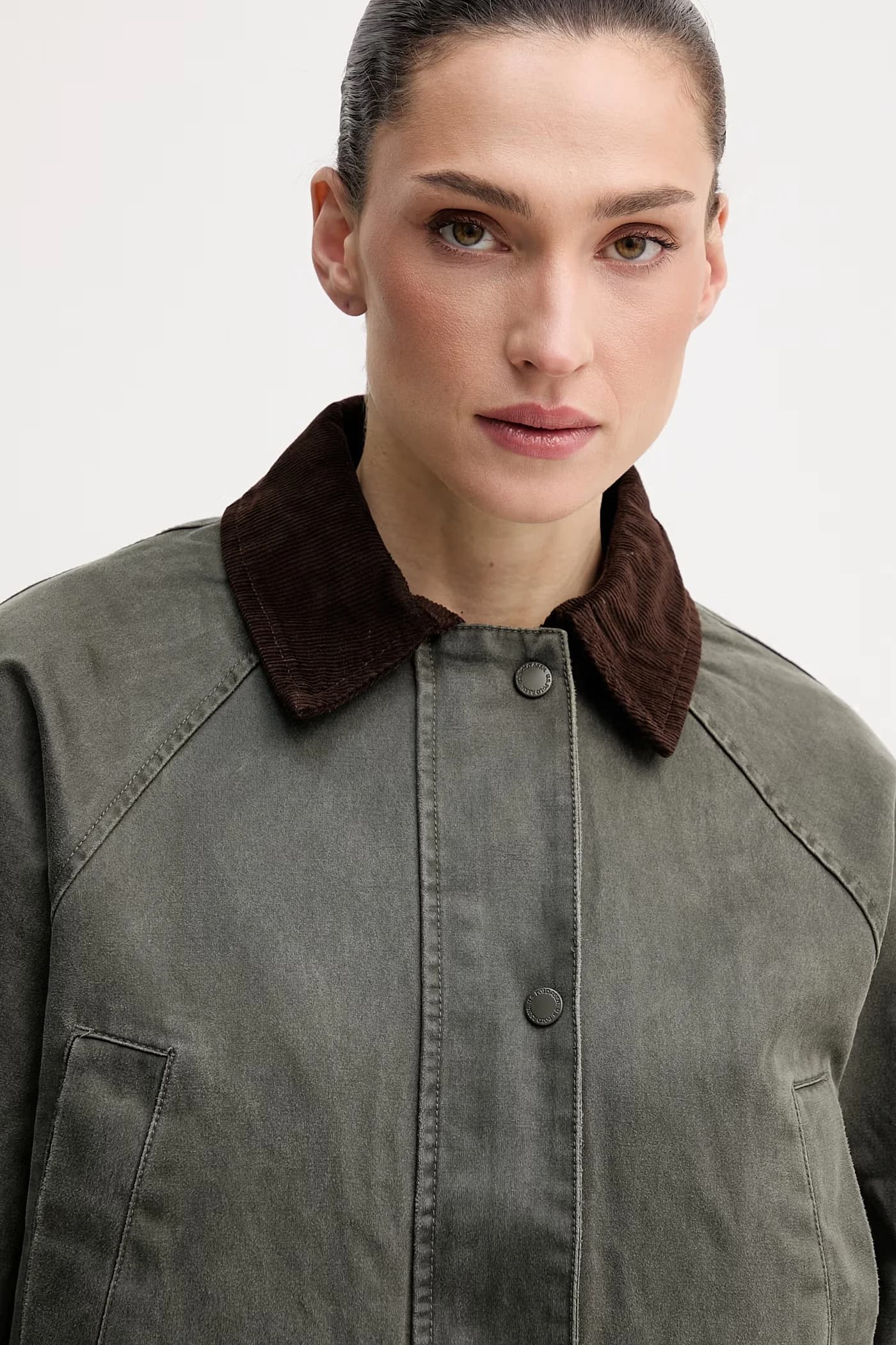 КОРОТКАЯ КУРТКА ВОСКОВОГО СТИЛЯ - фото 4