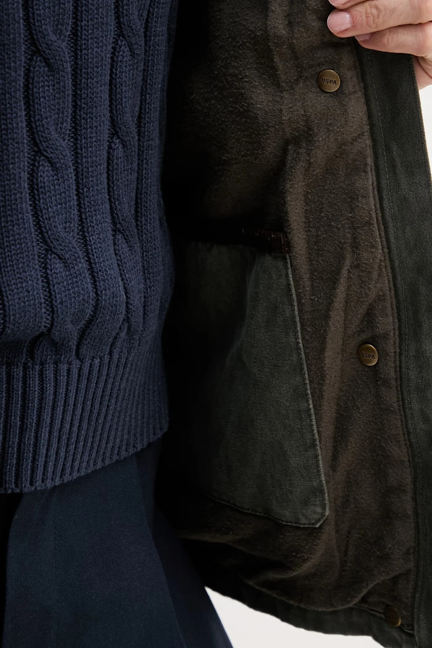 КОРОТКАЯ КУРТКА ВОСКОВОГО СТИЛЯ - фото 7