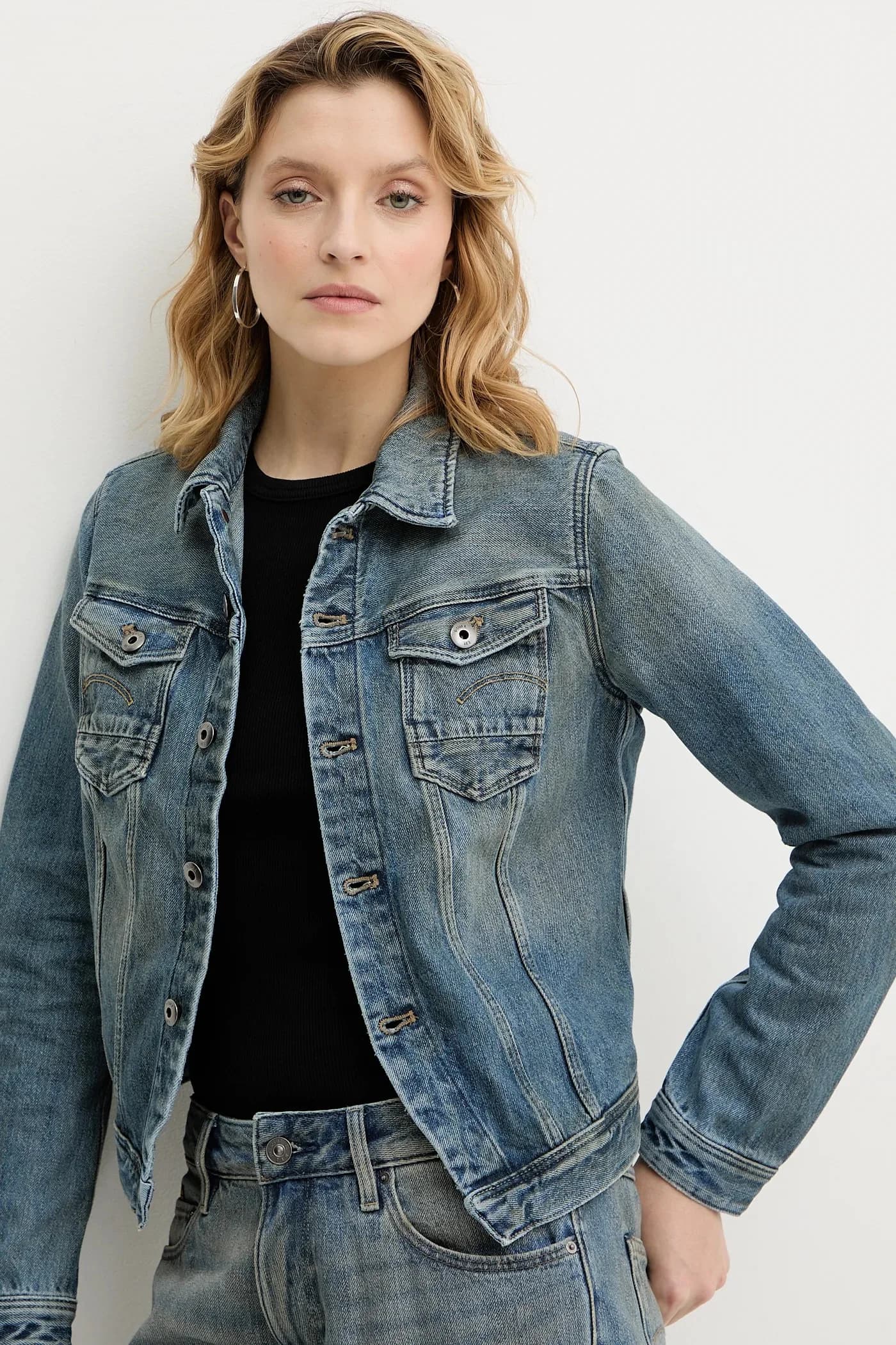 Узкая джинсовая куртка со скошенным краем - фото 4