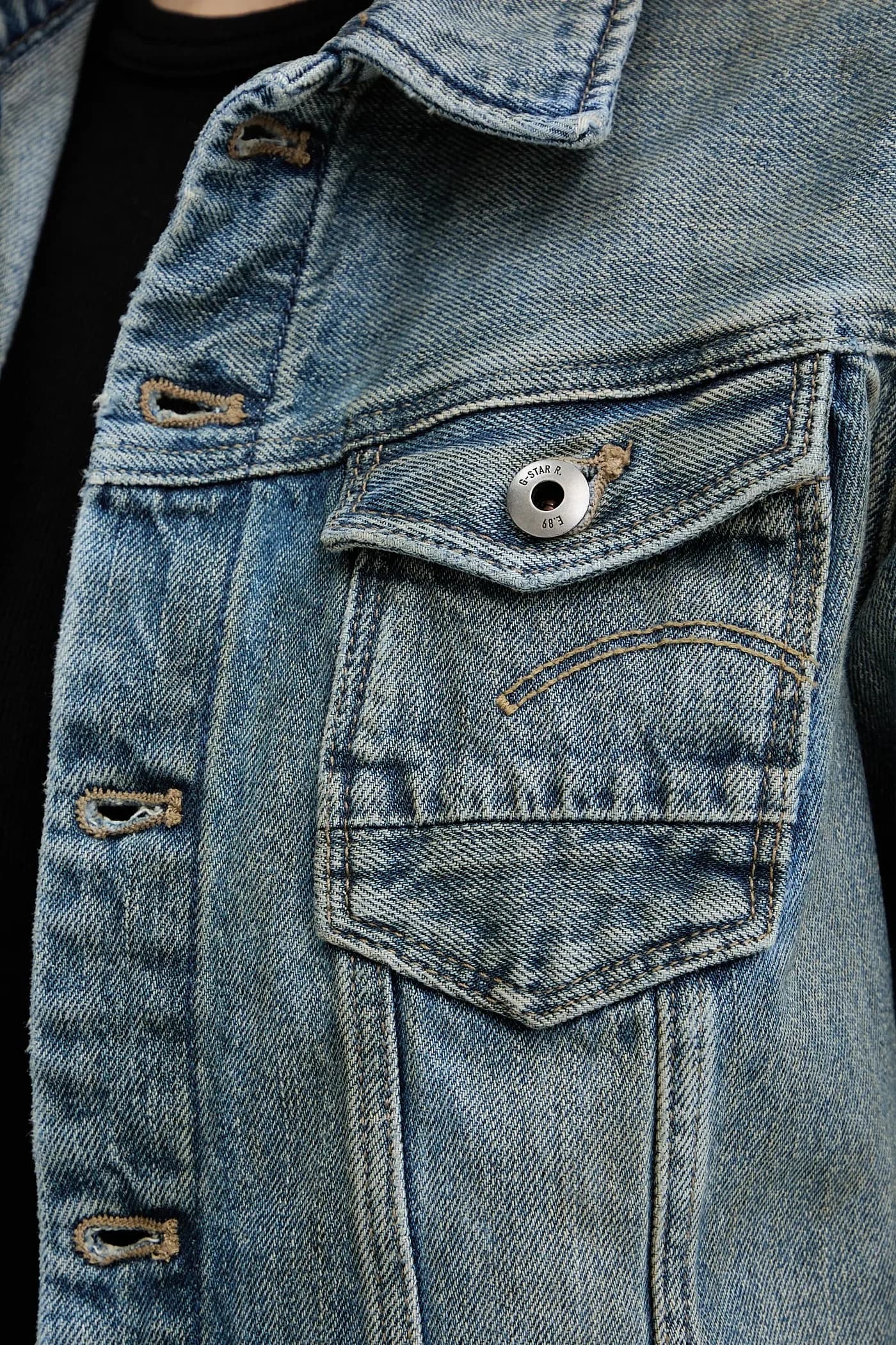 Узкая джинсовая куртка со скошенным краем - фото 5