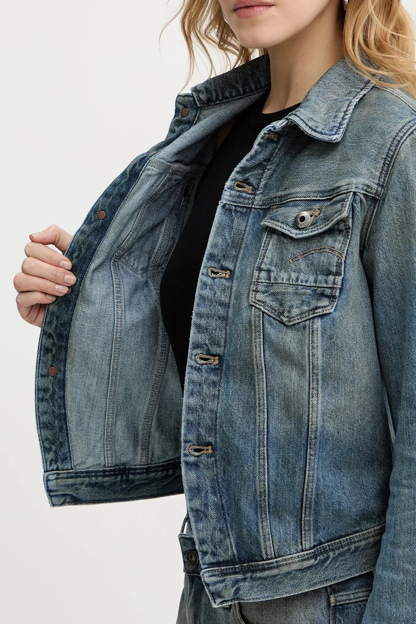 Узкая джинсовая куртка со скошенным краем - фото 6