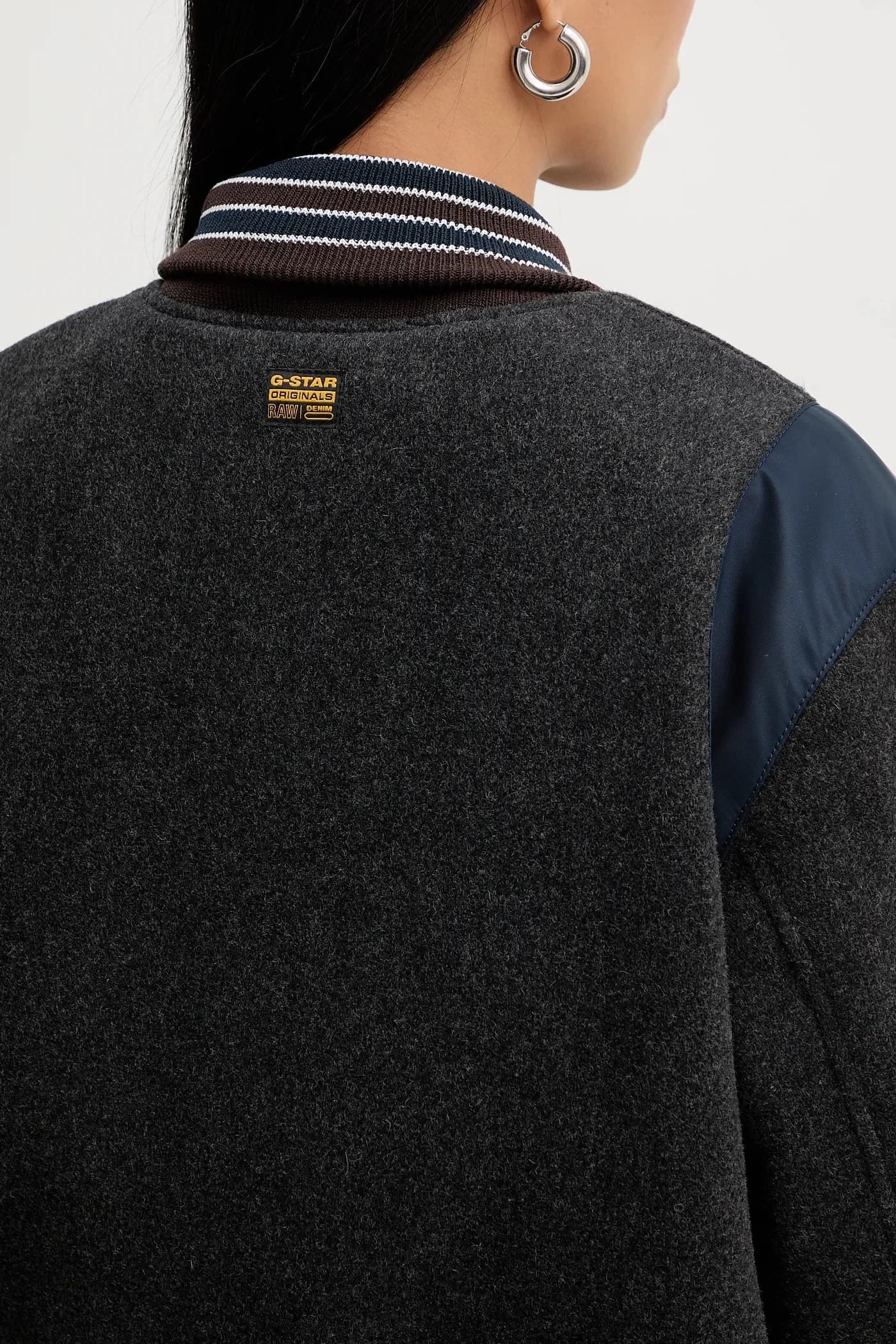 Укороченный бомбер из шерсти - фото 6