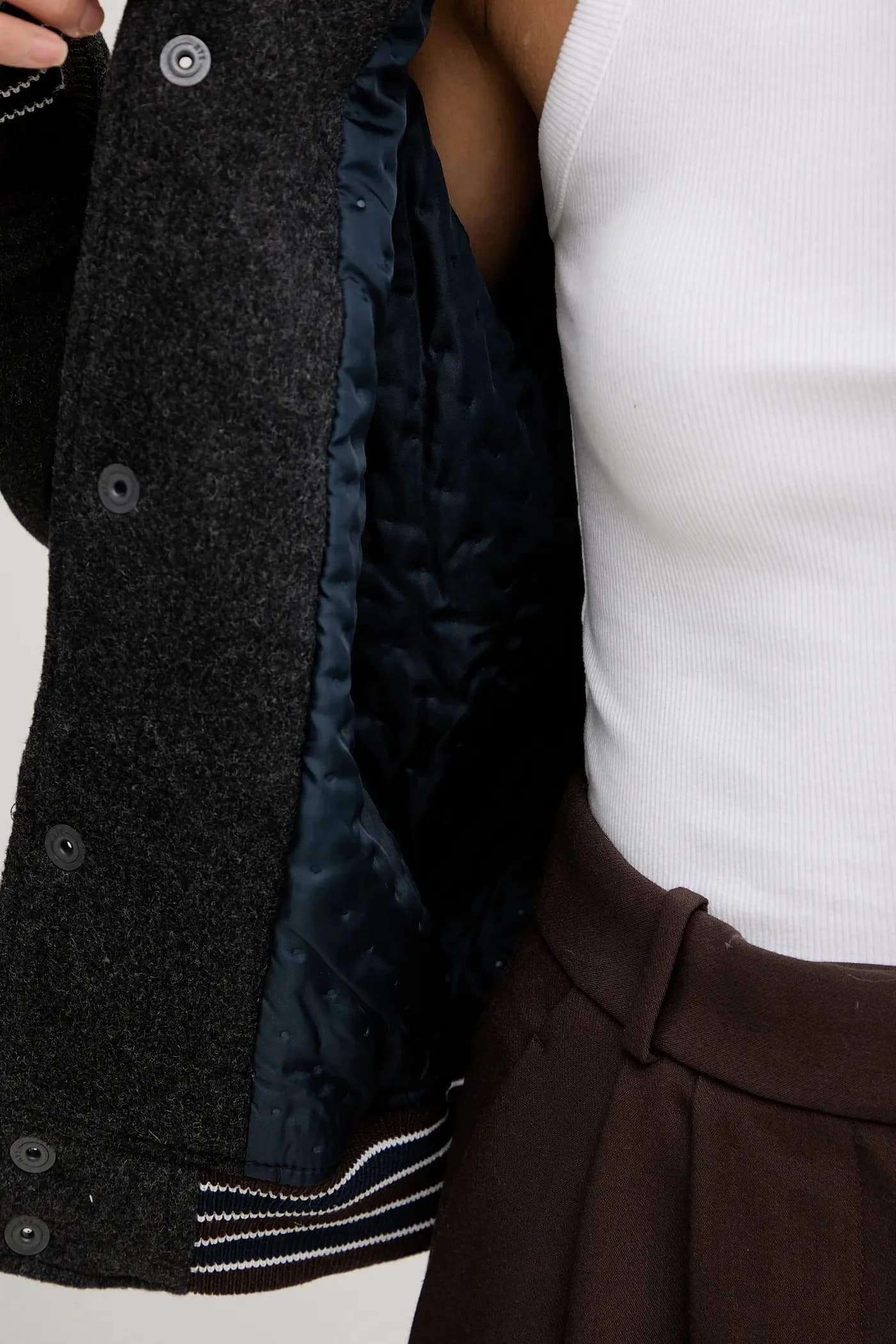 Укороченный бомбер из шерсти - фото 7