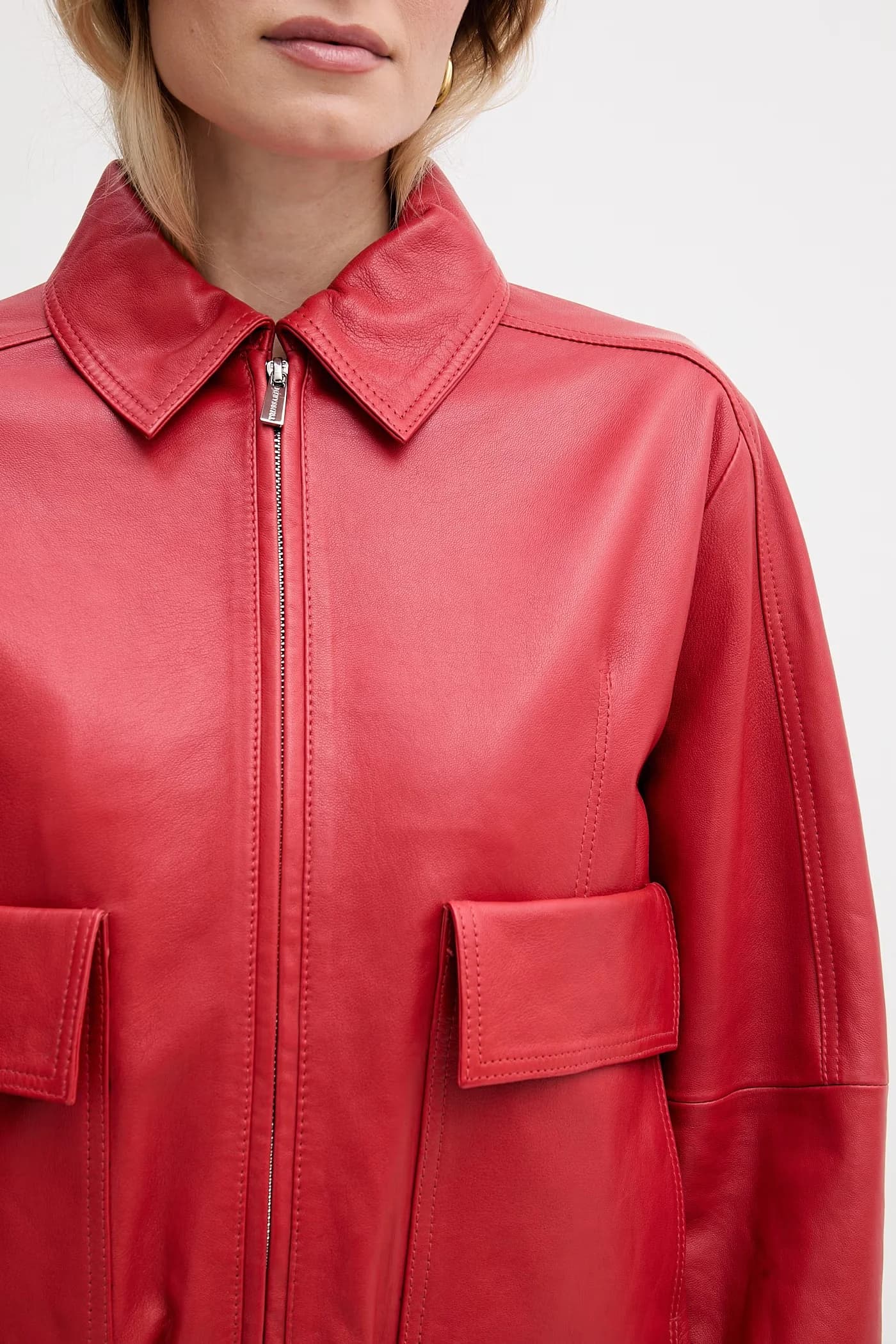 Женская короткая кожаная куртка - фото 4