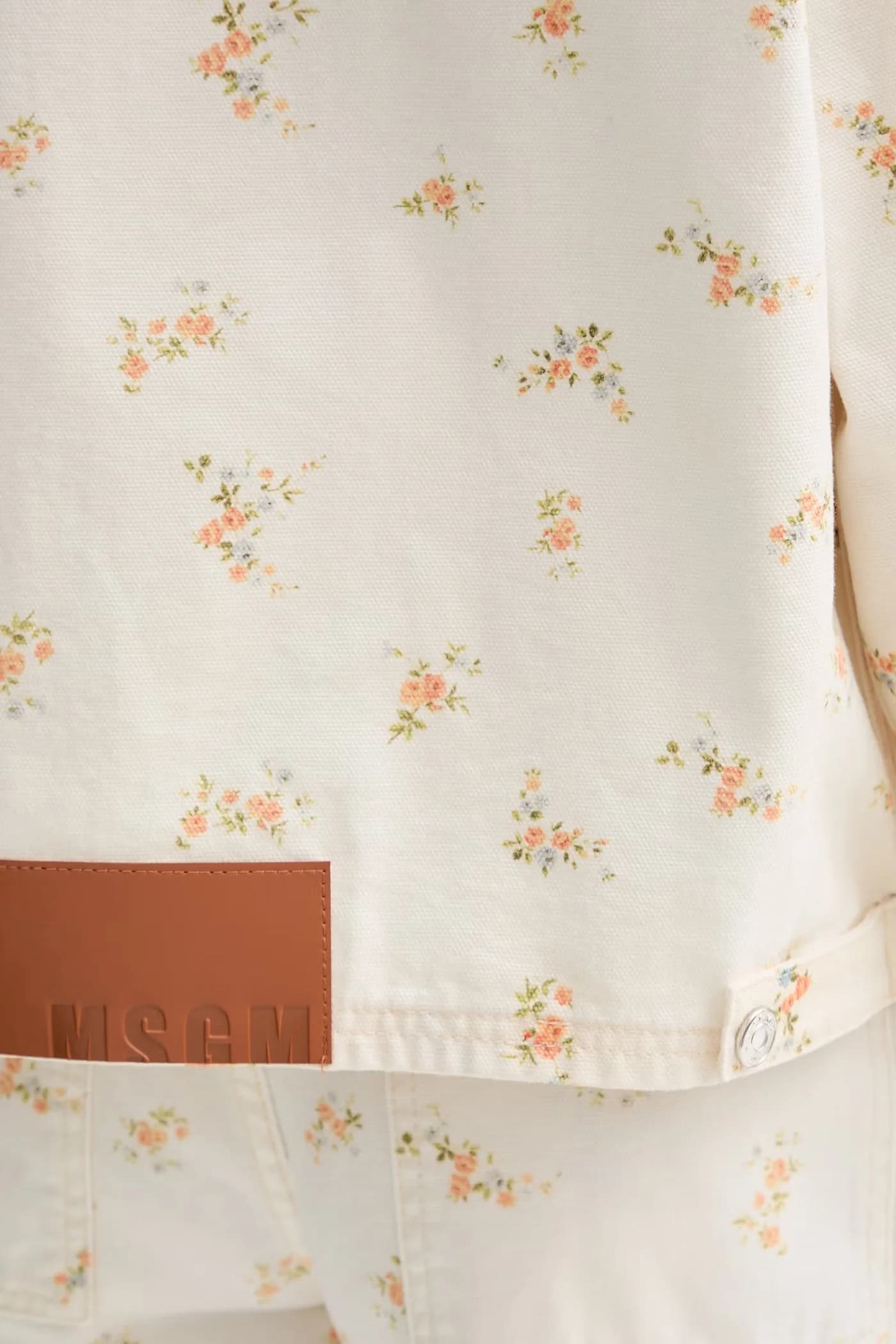 Женская короткая джинсовая куртка - фото 4