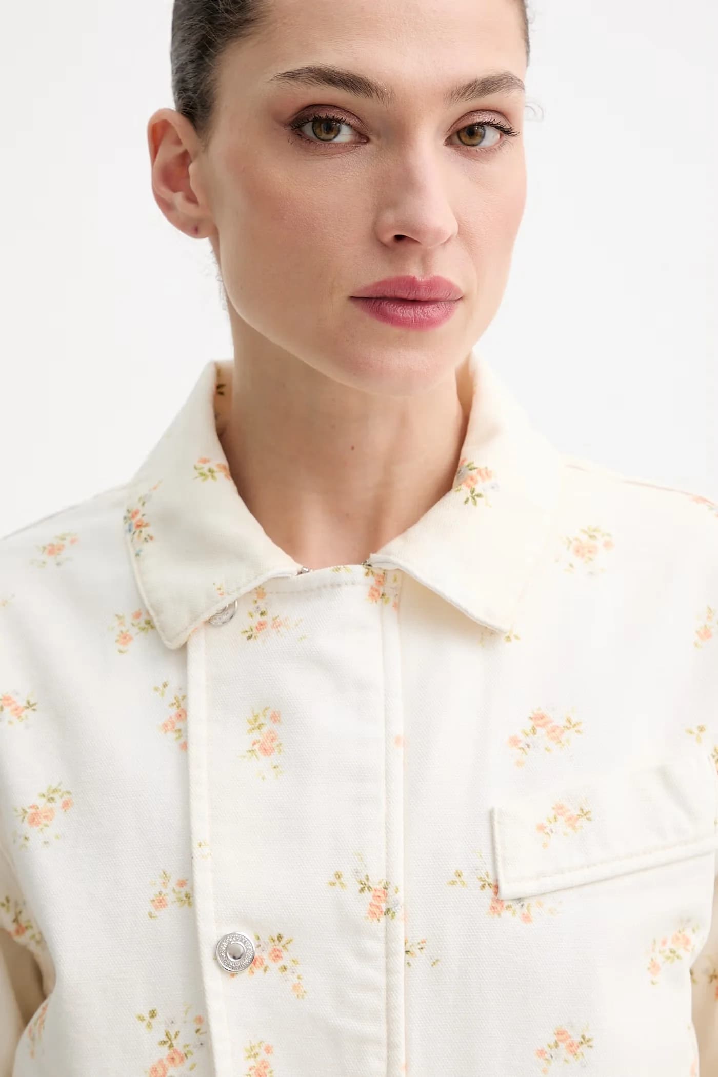 Женская короткая джинсовая куртка - фото 5